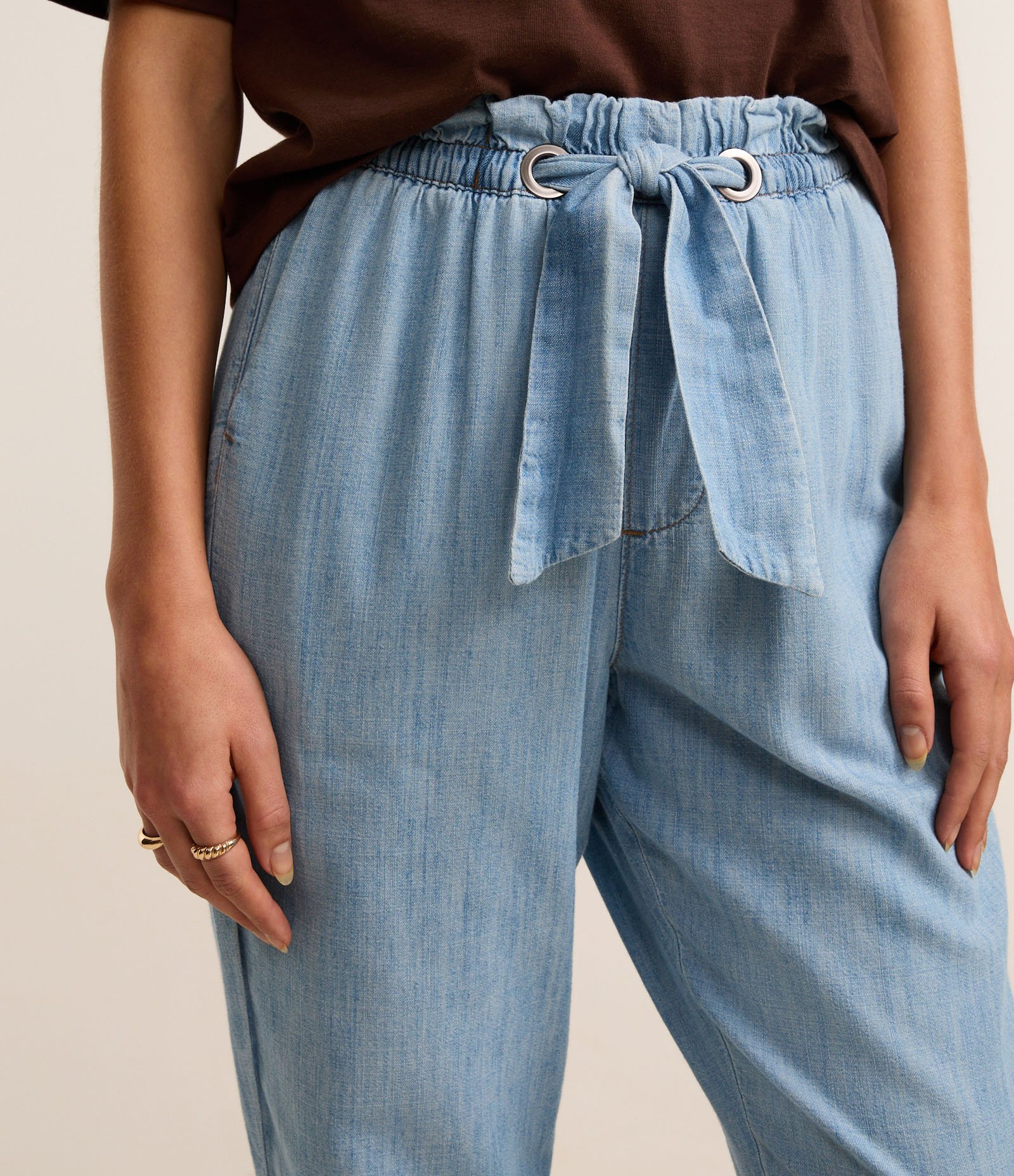 Calça Carrot em Jeans com Ilhós e Cinto Faixa na Cintura Azul 4