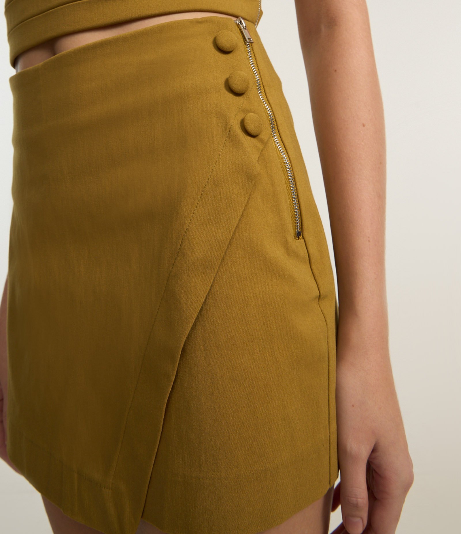 Short Saia Curto em Bengaline Sobreposta com Botões Forrados Verde 4