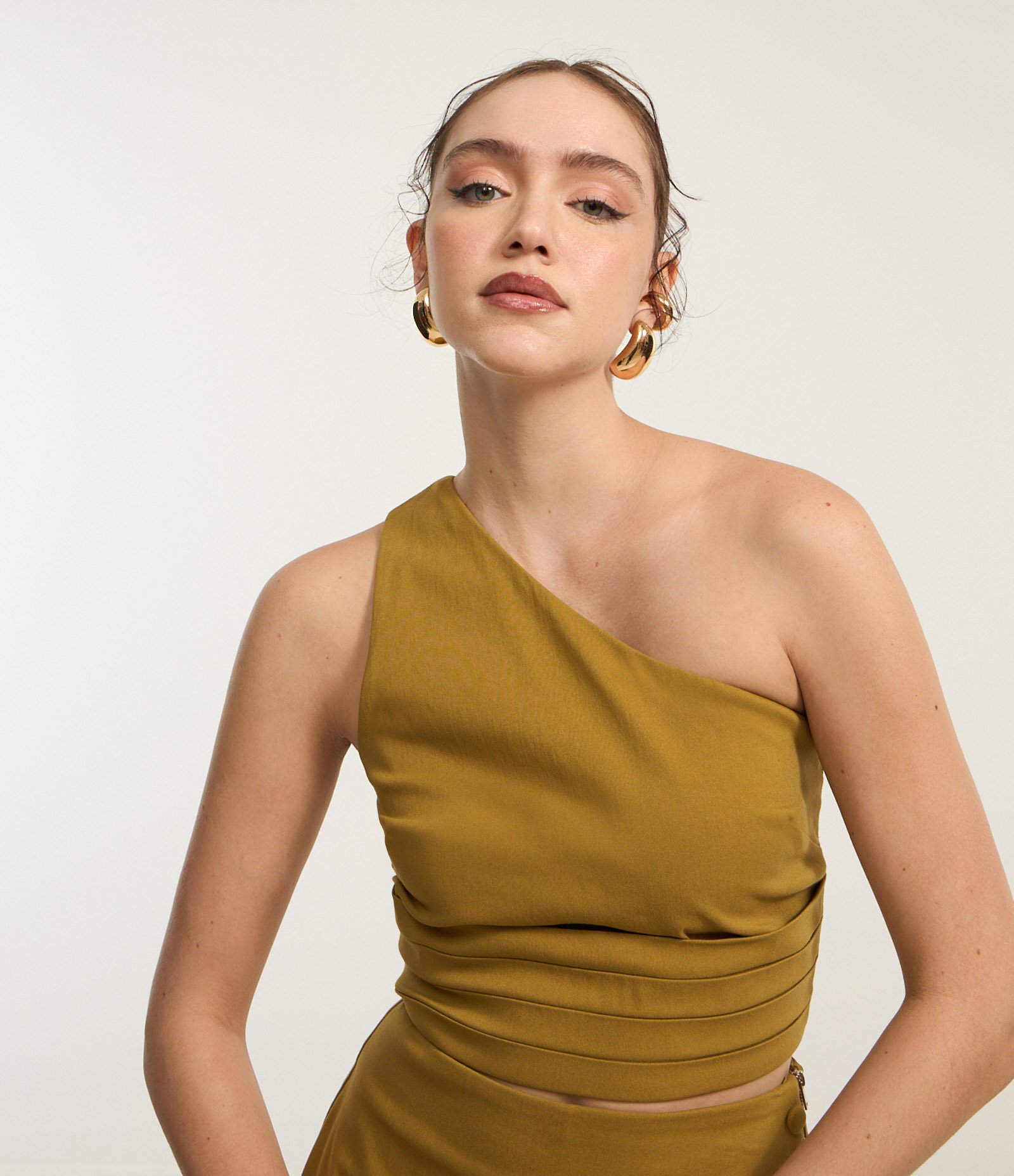 Blusa Cropped em Bengaline com Um Ombro Só e Recortes Verde 1