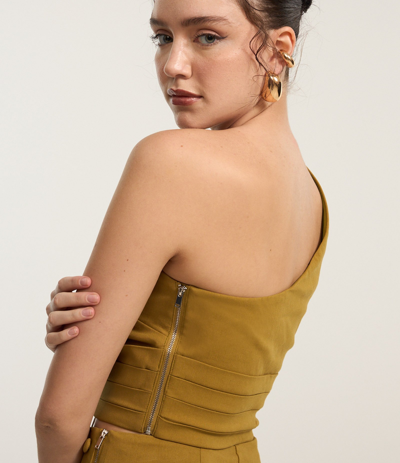 Blusa Cropped em Bengaline com Um Ombro Só e Recortes Verde 3