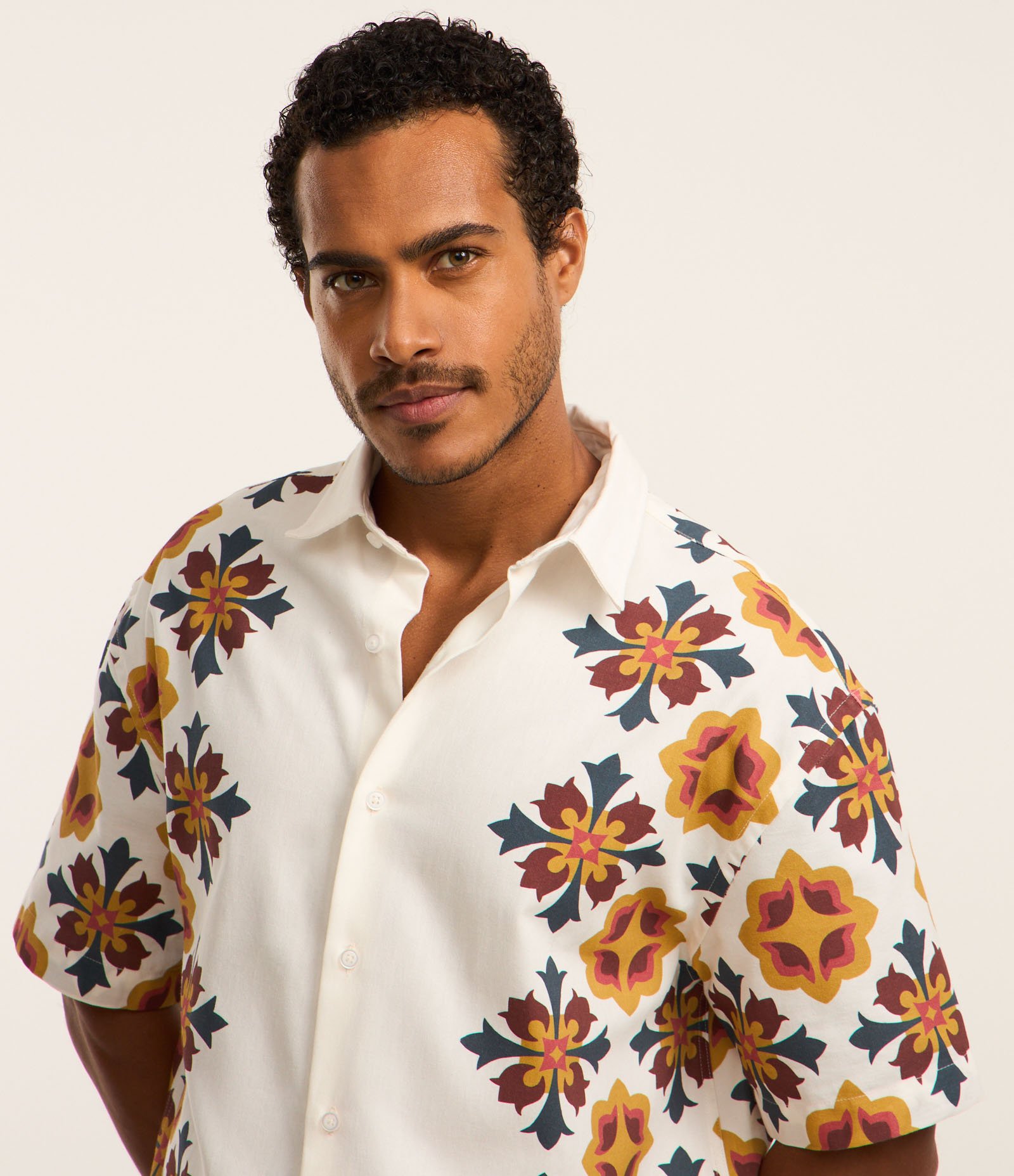 Camisa Boxy em Sarja com Estampa de Azulejo Português Off White/Laranja/Verde 5