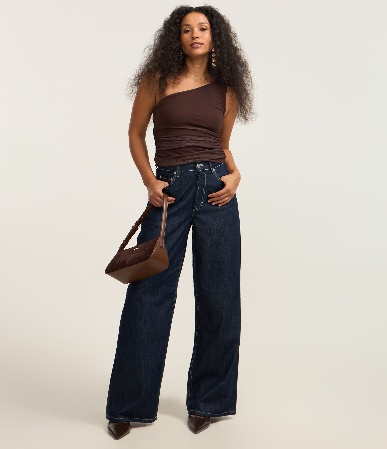 Blusa em Tule com Um Ombro Só e Franzidinho Marrom 2