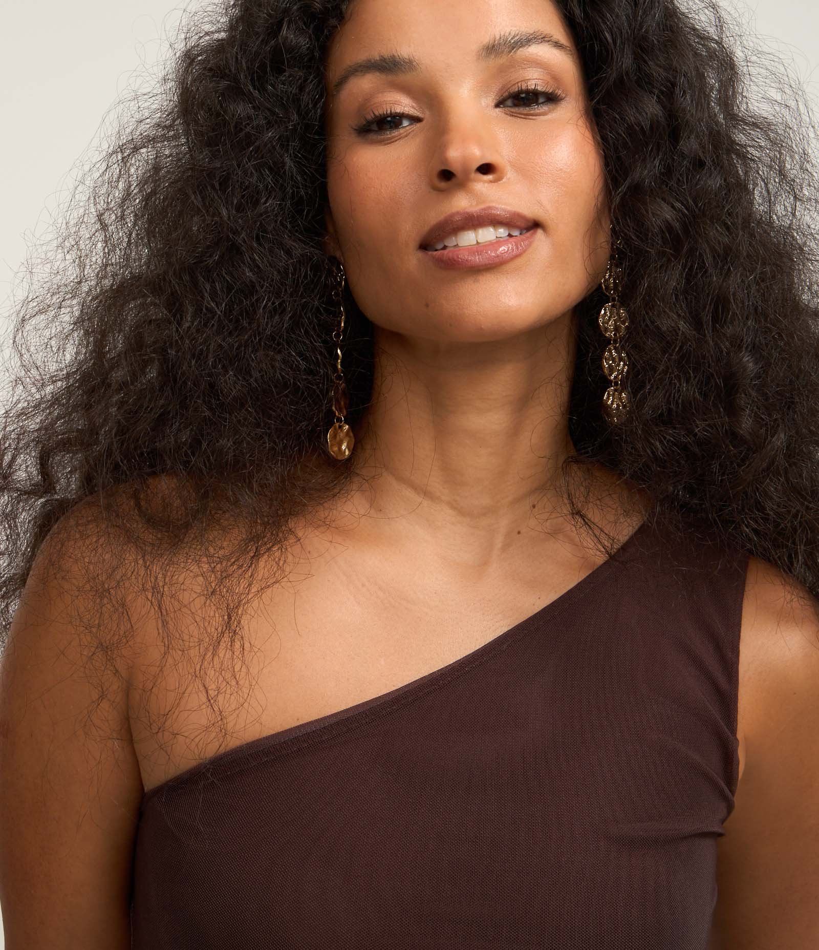 Blusa em Tule com Um Ombro Só e Franzidinho Marrom 3