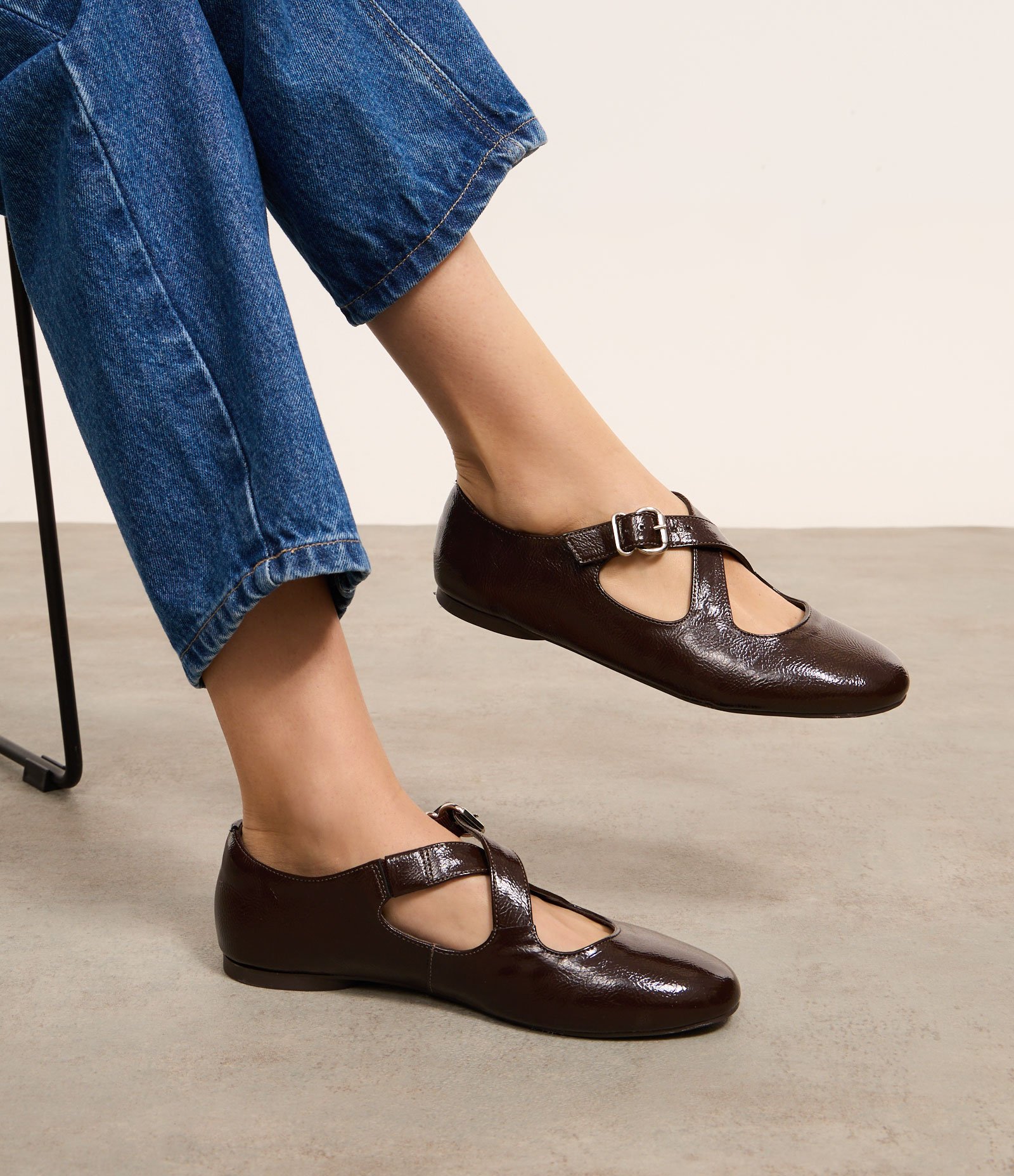 Sapatilha com Tiras Largas em X e Fivela Marrom 7