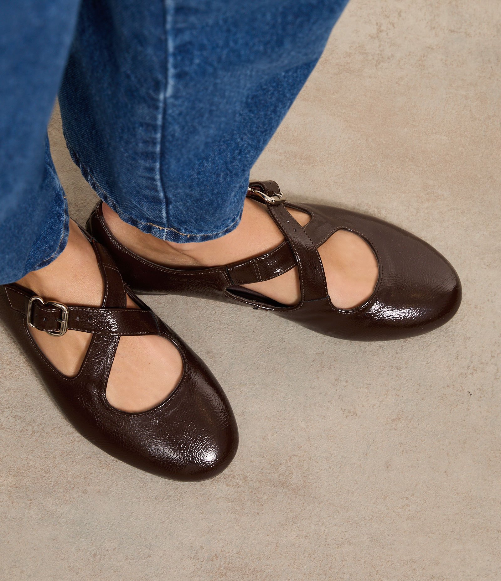 Sapatilha com Tiras Largas em X e Fivela Marrom 2