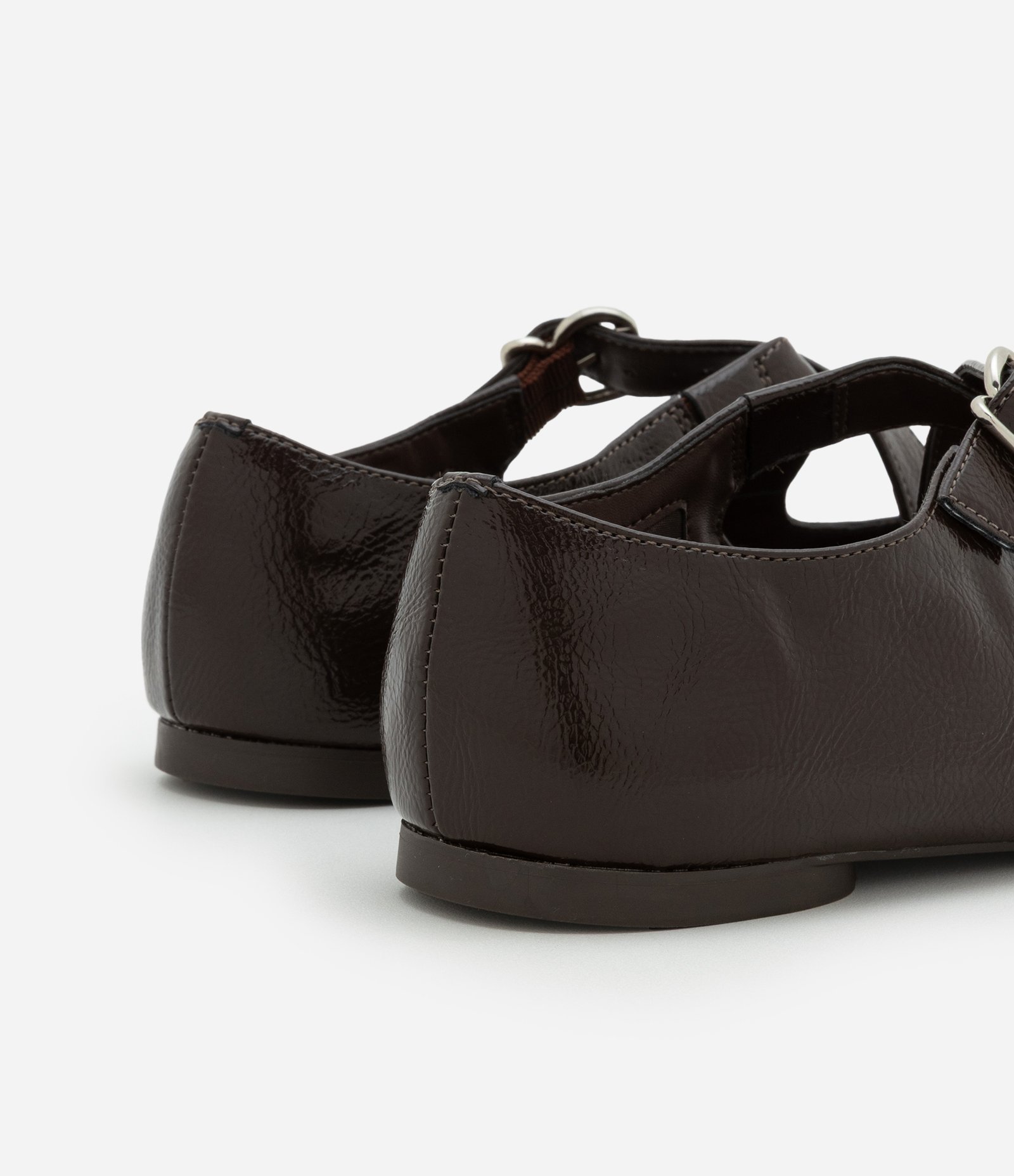 Sapatilha com Tiras Largas em X e Fivela Marrom 4