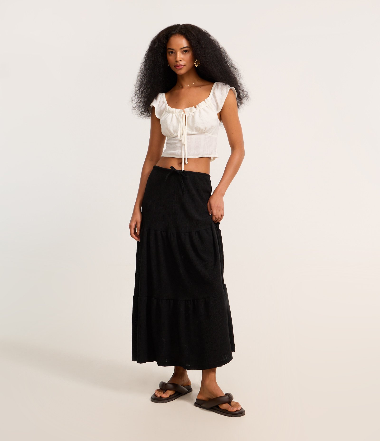 Saia Evasê Longa Texturizada com Amarração e Babado Preto 1