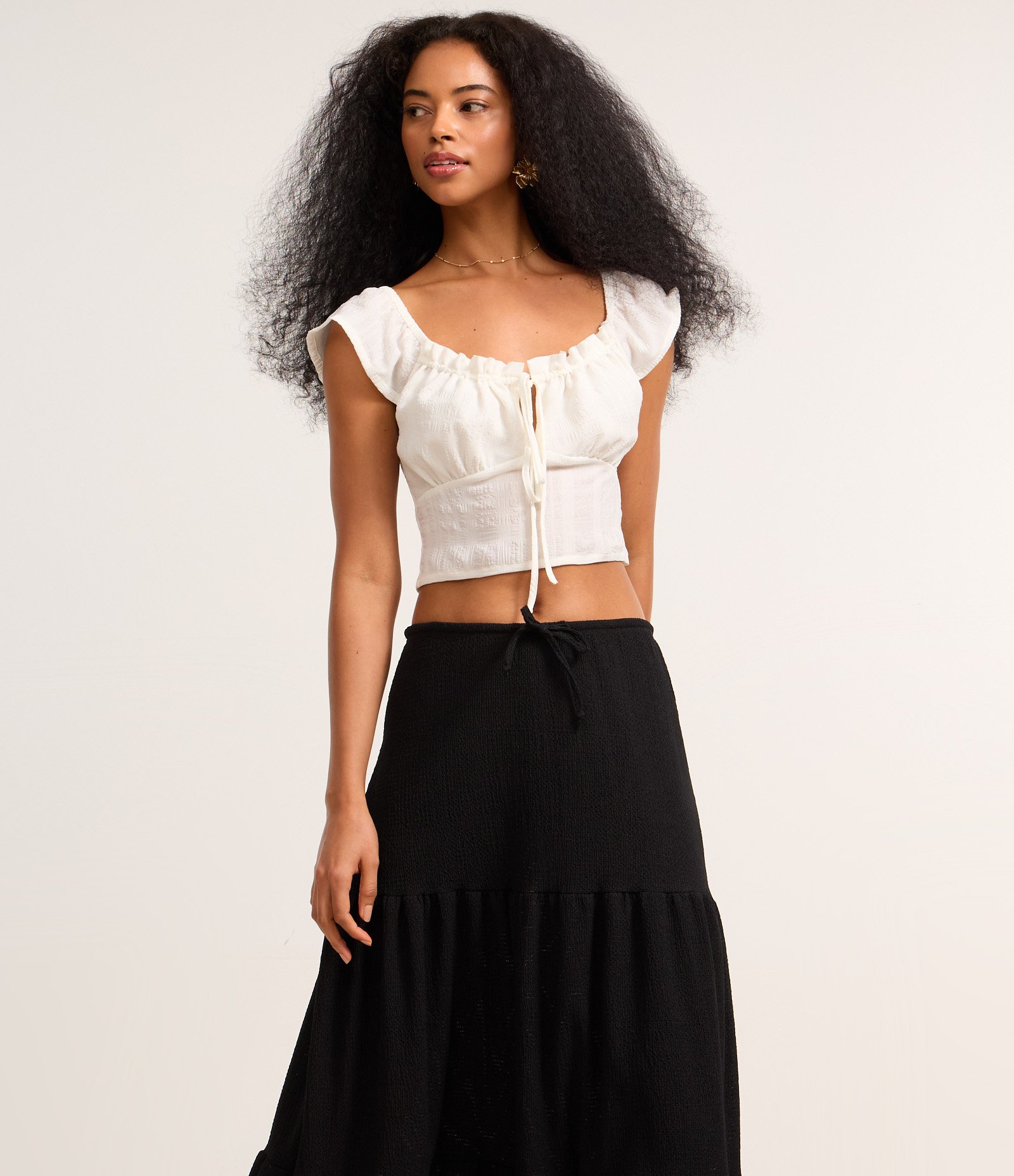 Saia Evasê Longa Texturizada com Amarração e Babado Preto 2