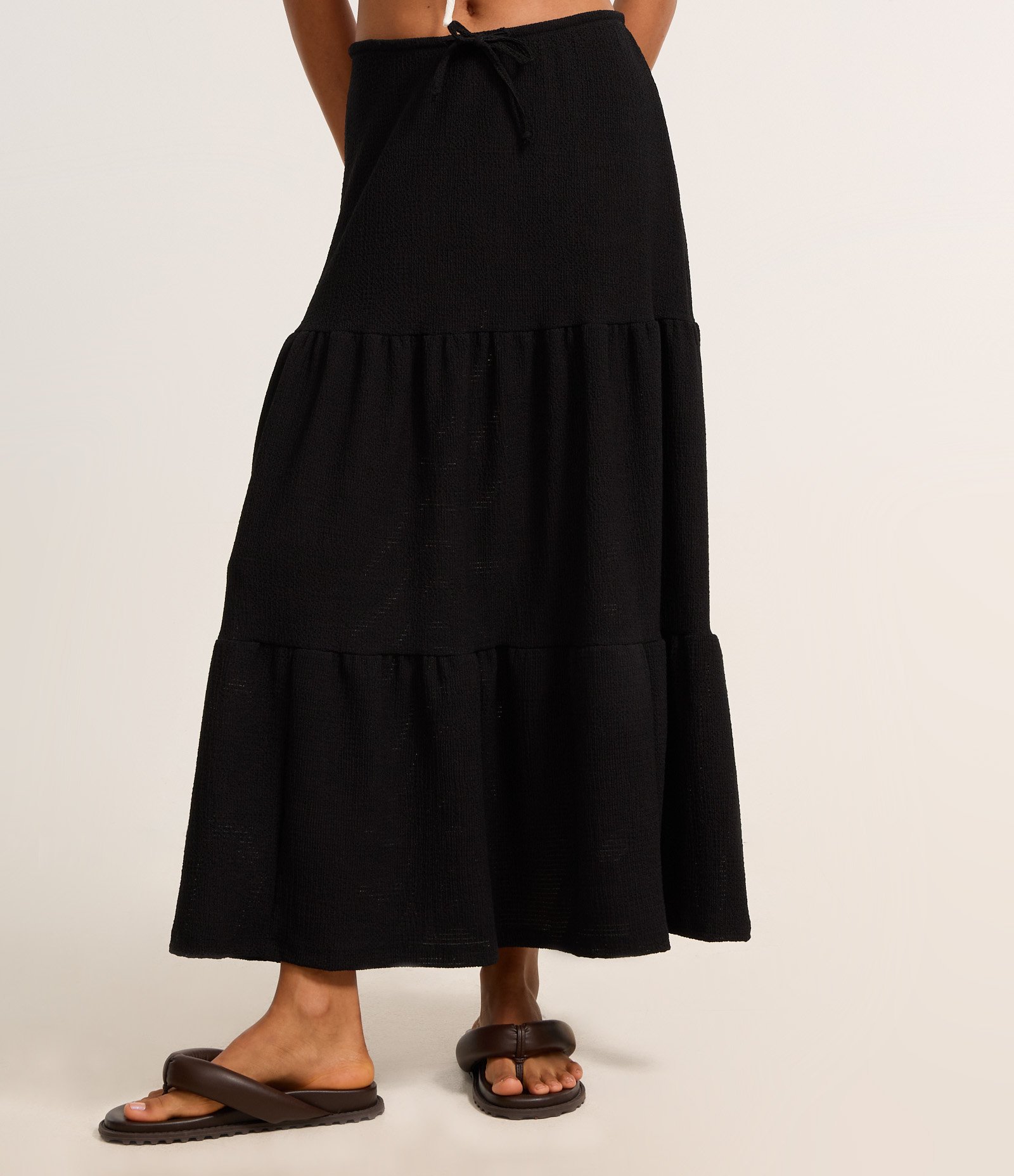 Saia Evasê Longa Texturizada com Amarração e Babado Preto 3
