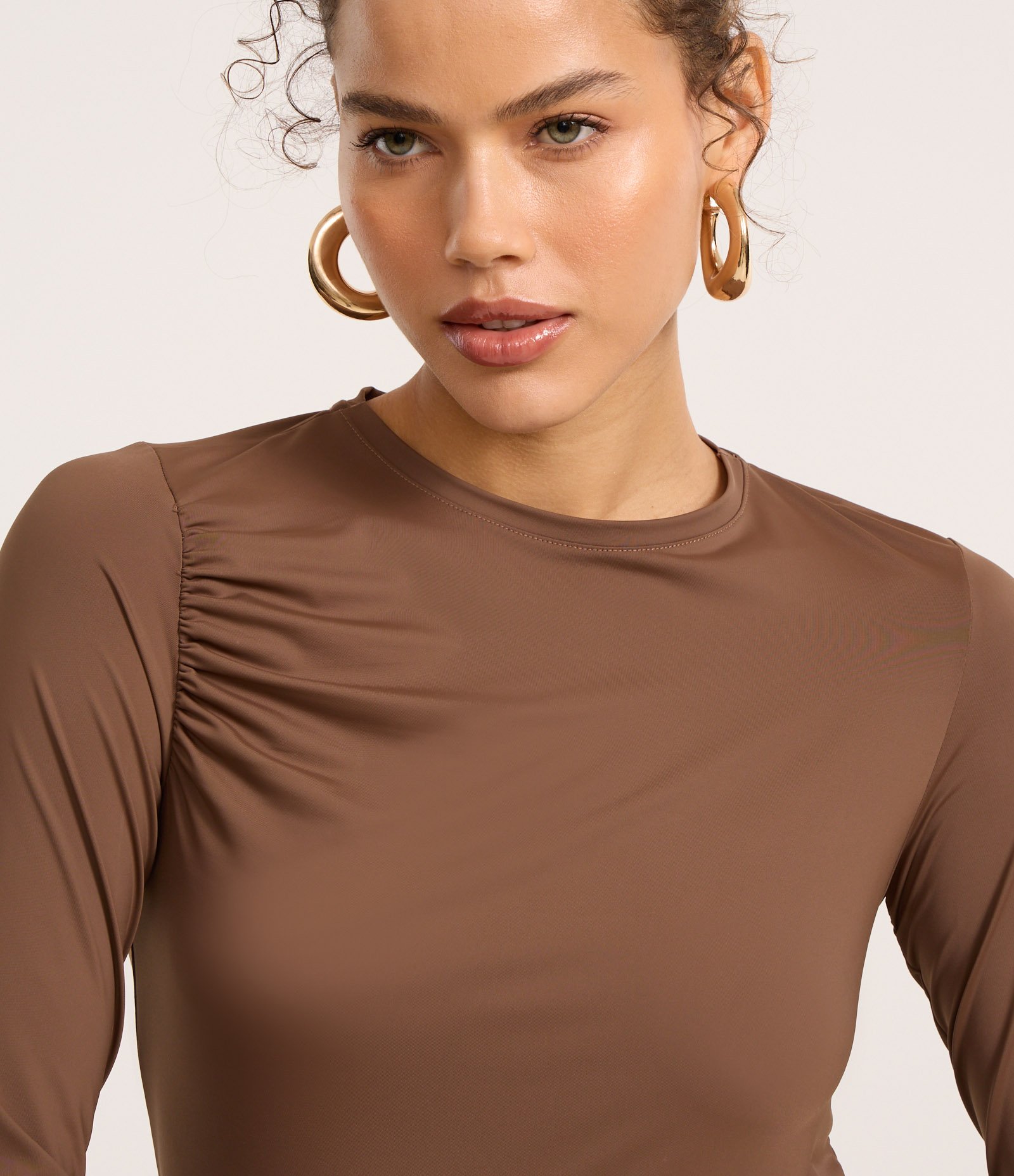 Blusa em Microfibra com Manga Godê e Franzido Marrom 3
