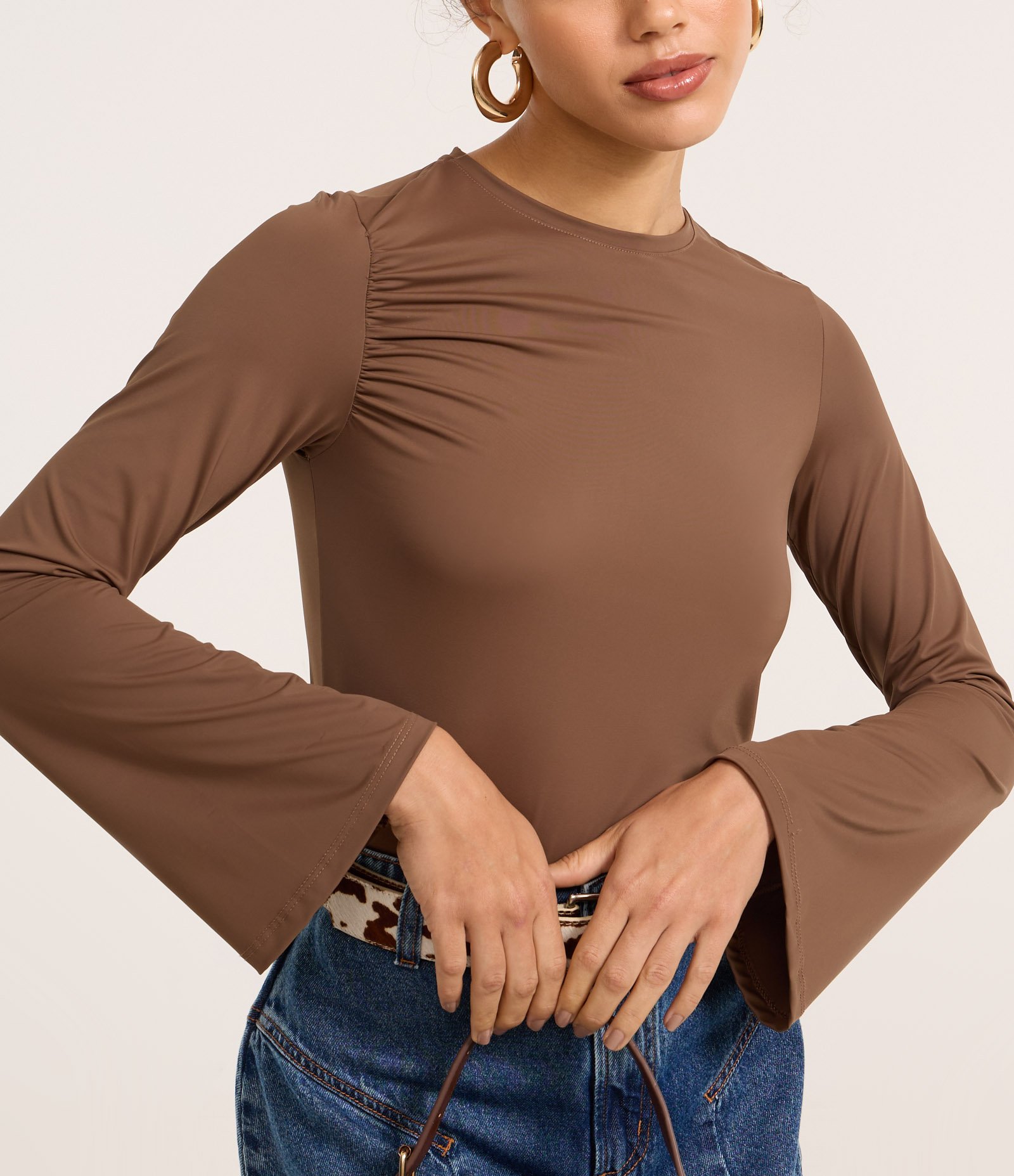 Blusa em Microfibra com Manga Godê e Franzido Marrom 4