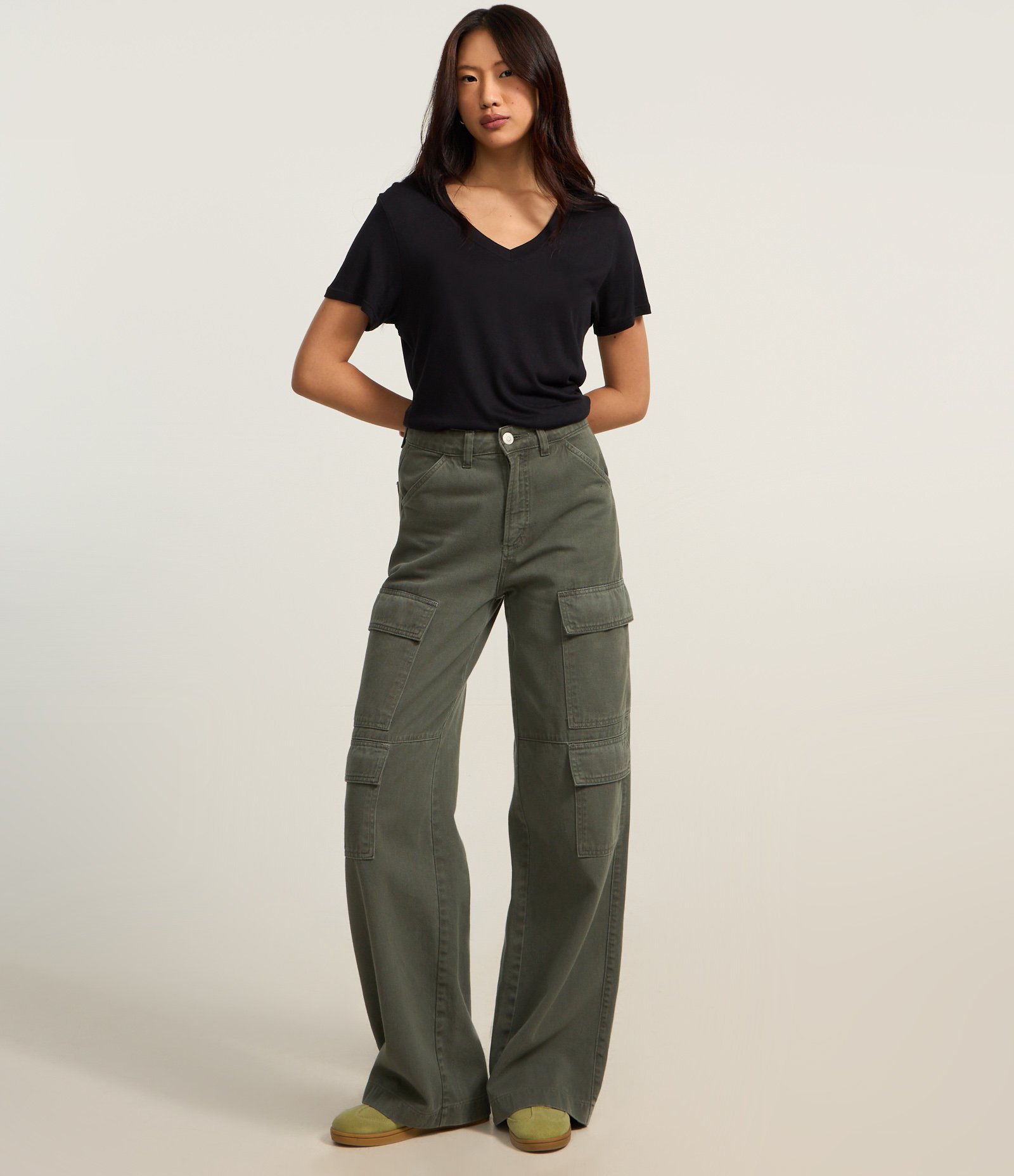 Blusa Básica em Viscose com Gola V em Ribana 2