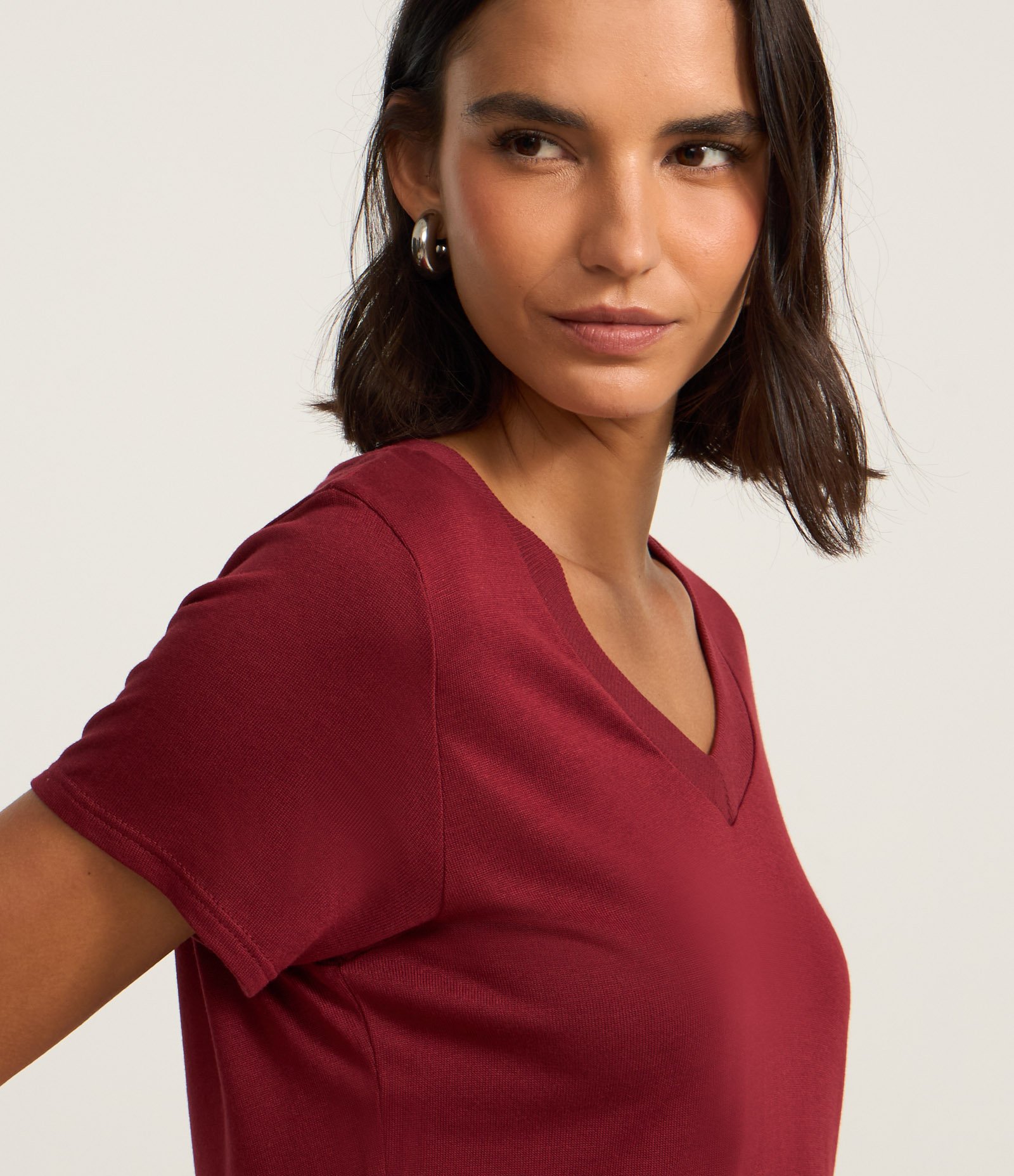 Blusa Básica em Viscose com Gola V em Ribana Bordô 3