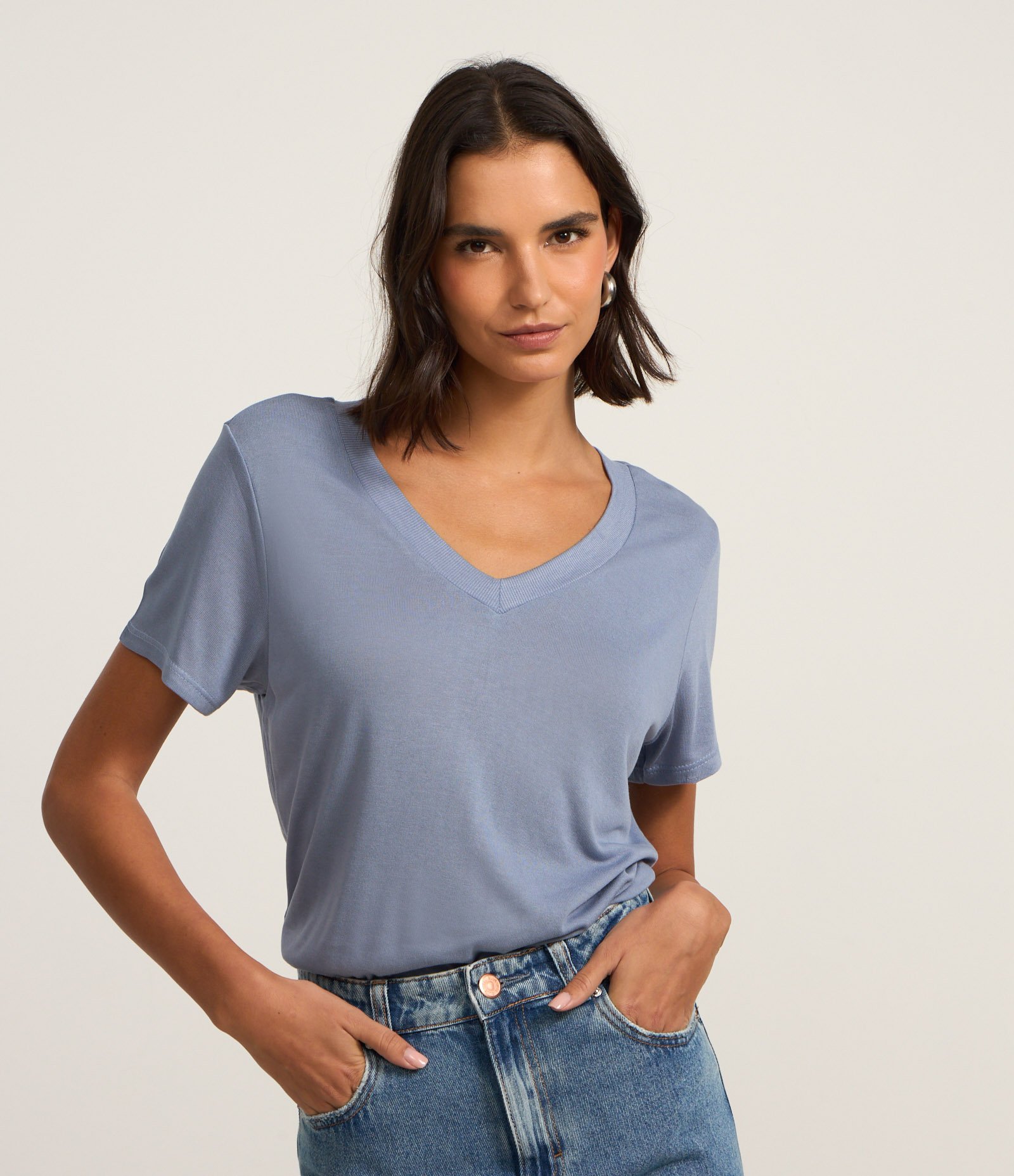 Blusa Básica em Viscose com Gola V em Ribana 1