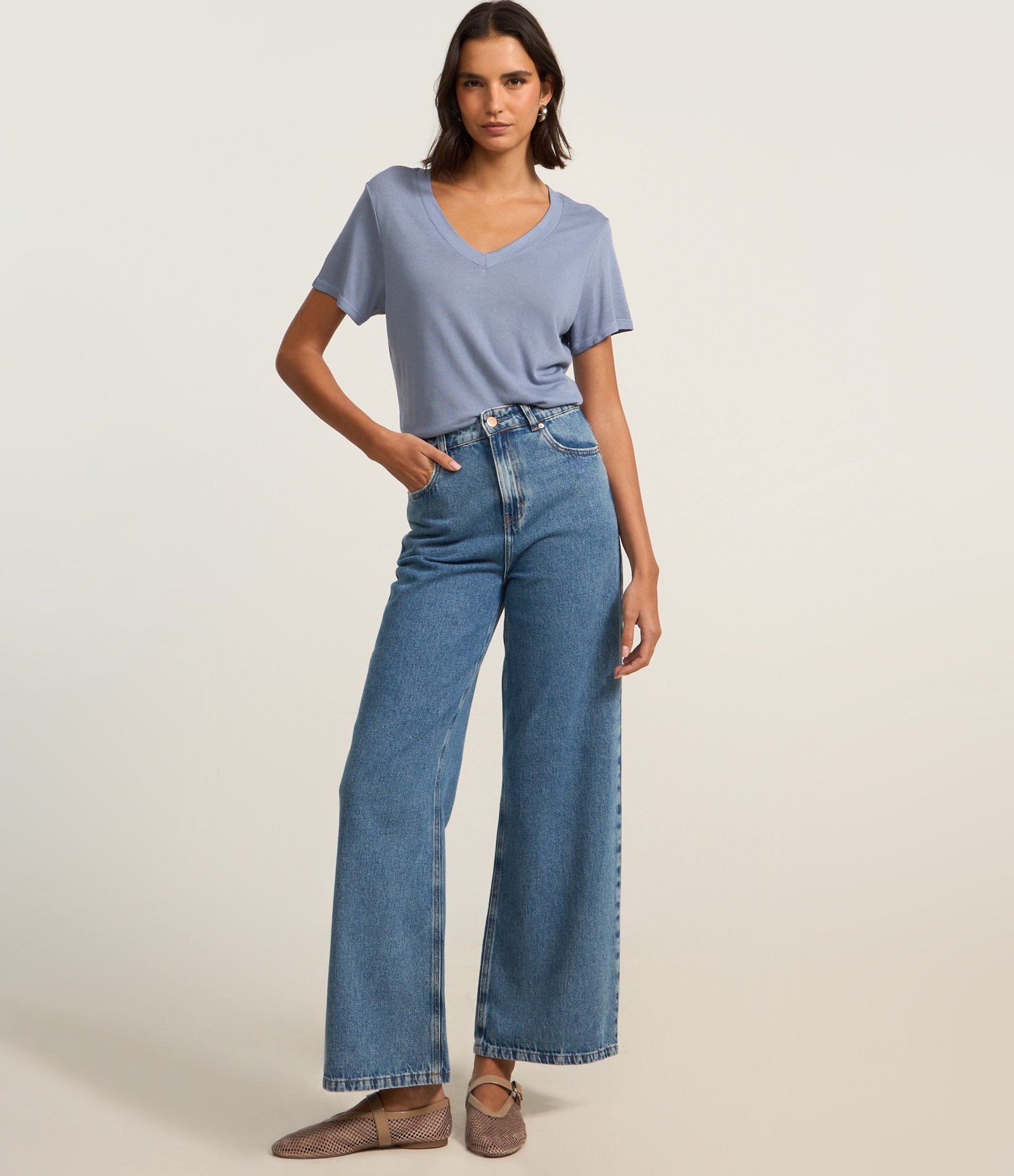 Blusa Básica em Viscose com Gola V em Ribana 2