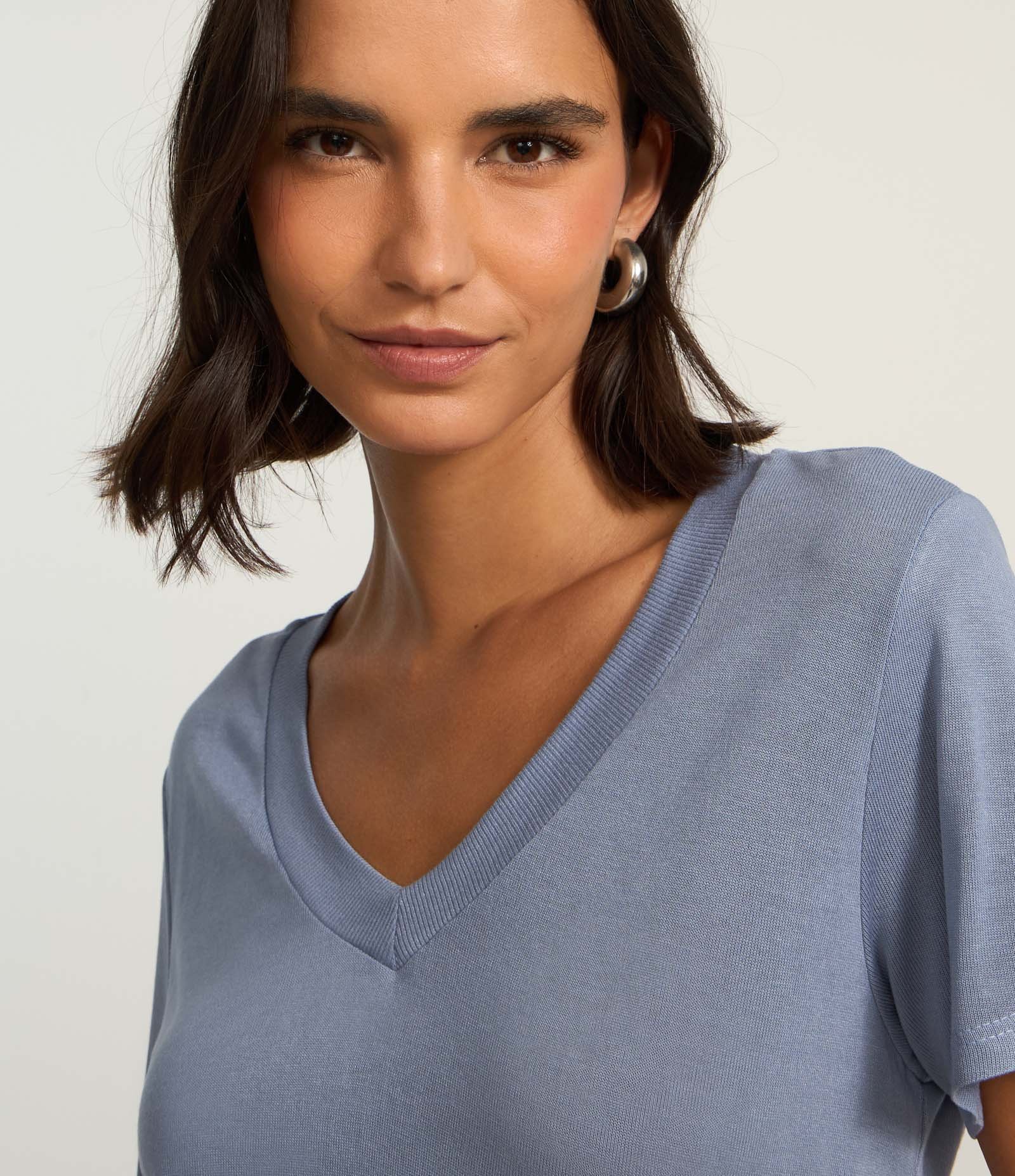 Blusa Básica em Viscose com Gola V em Ribana 3