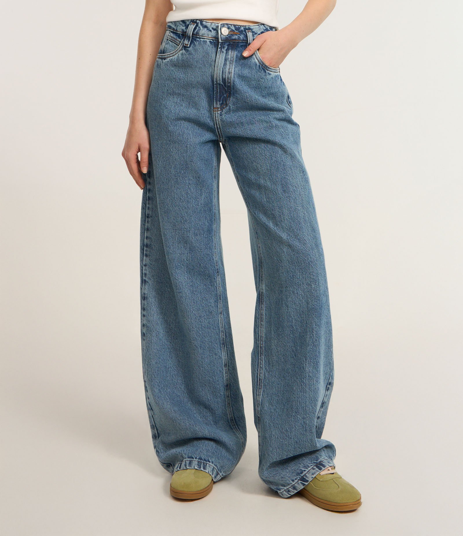 Calça Wide Leg em Jeans com Recorte na Pala Azul Médio 3