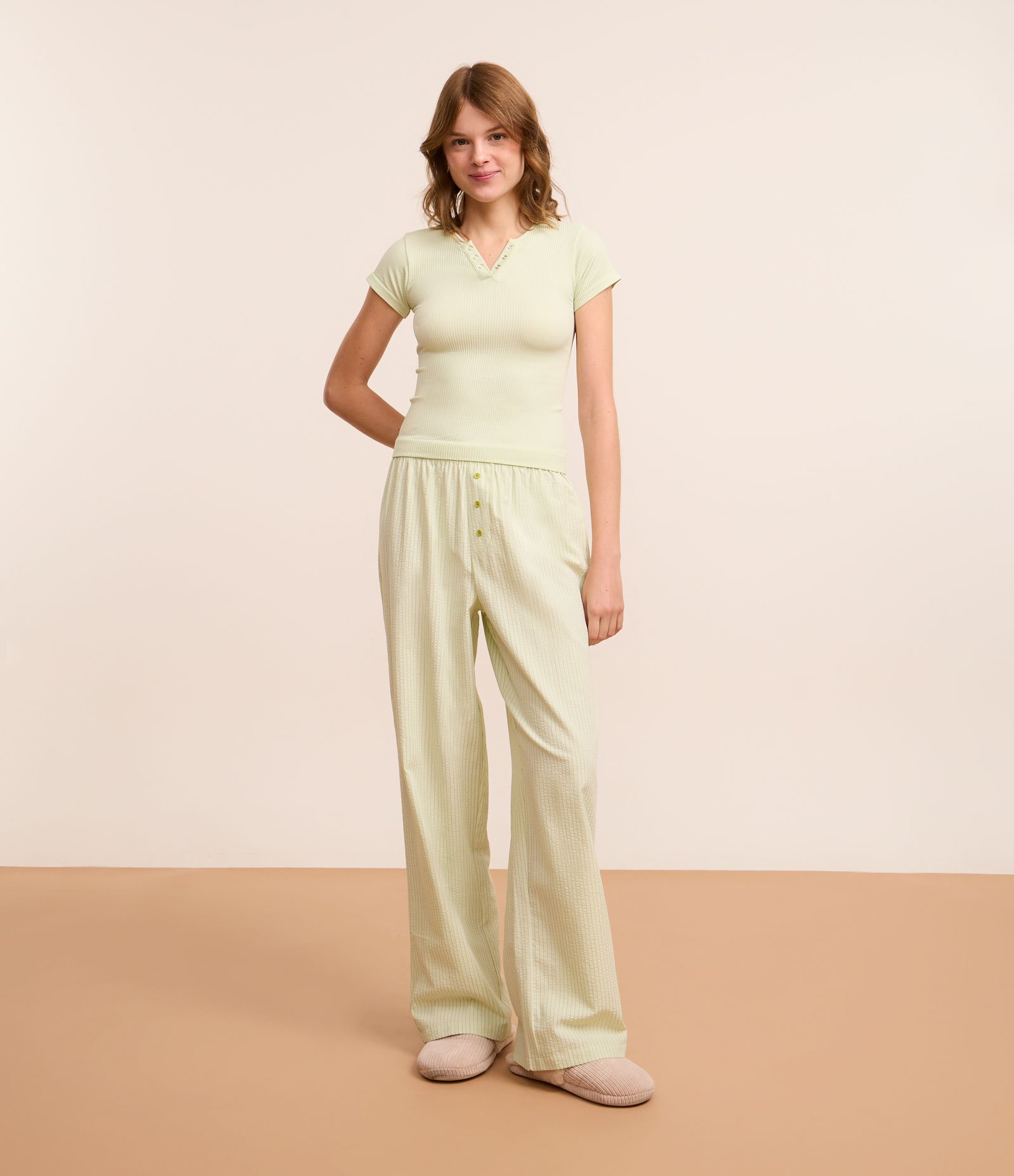 Calça de Pijama em Ana Ruga Listrada com Detalhe Botões Verde 1