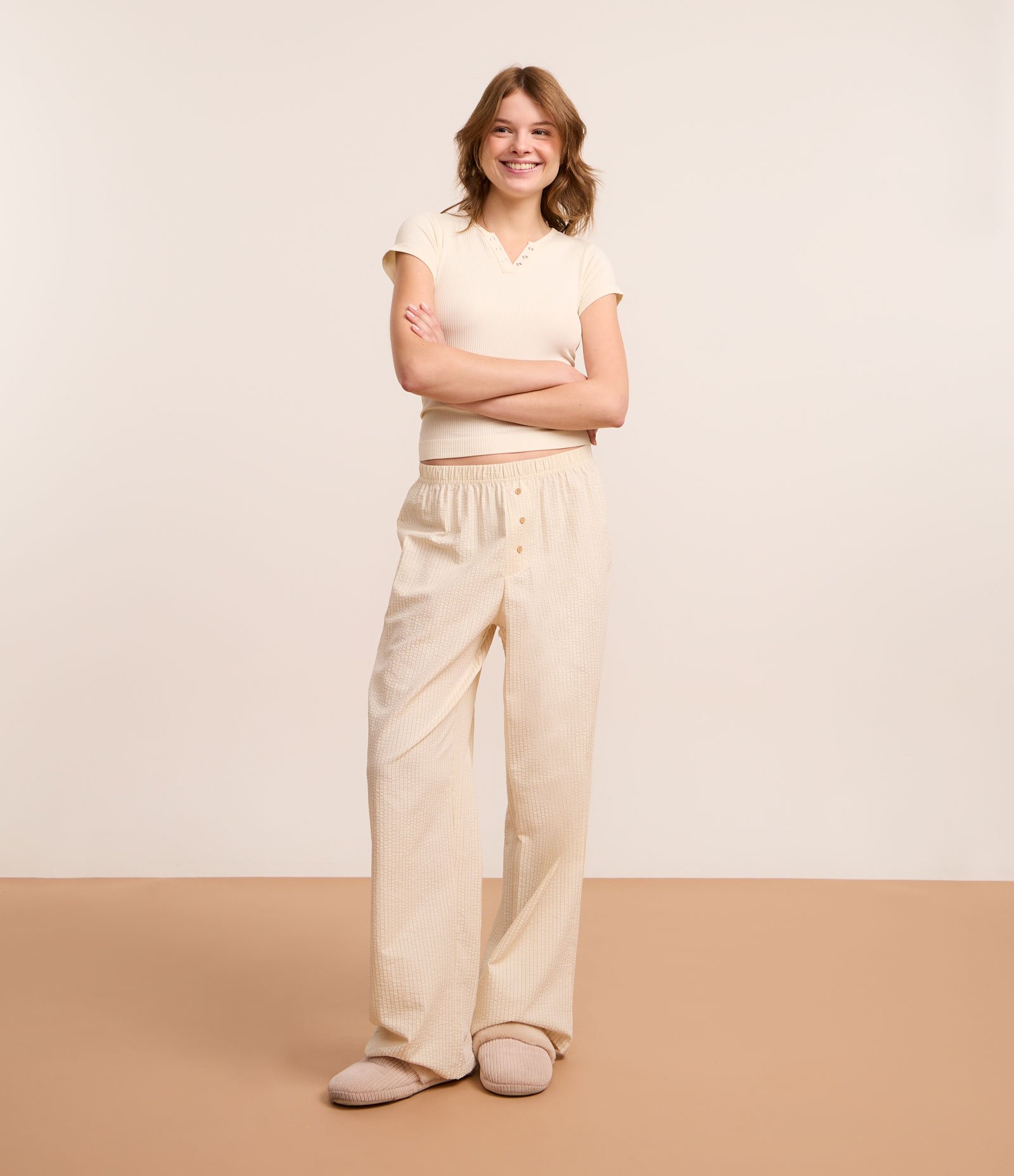 Calça de Pijama em Ana Ruga Listrada com Detalhe Botões Amarelo 1