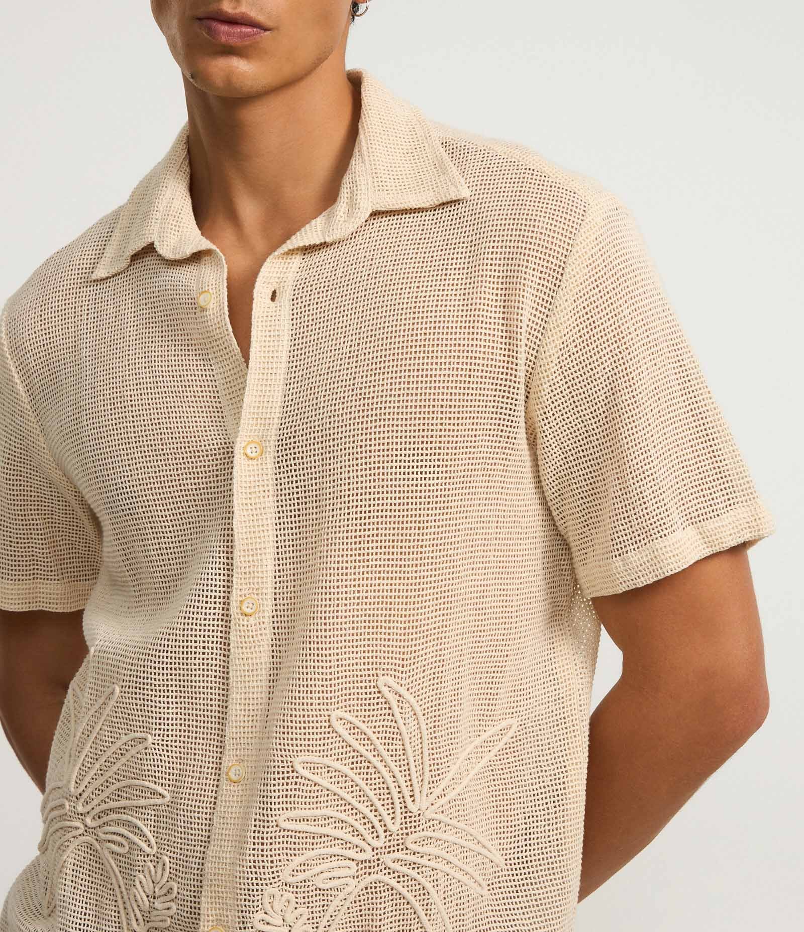 Camisa Comfort em Algodão Texturizada com Bordado de Flor Bege 3