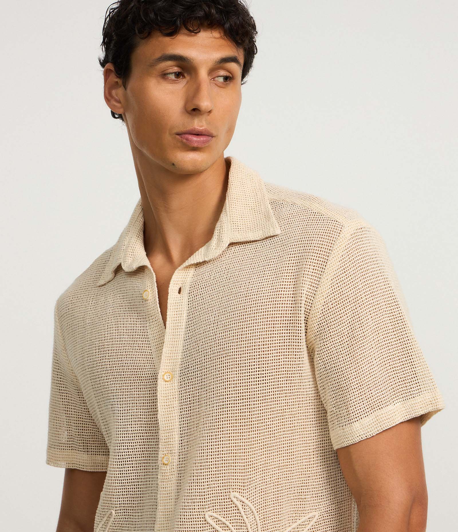 Camisa Comfort em Algodão Texturizada com Bordado de Flor Bege 5