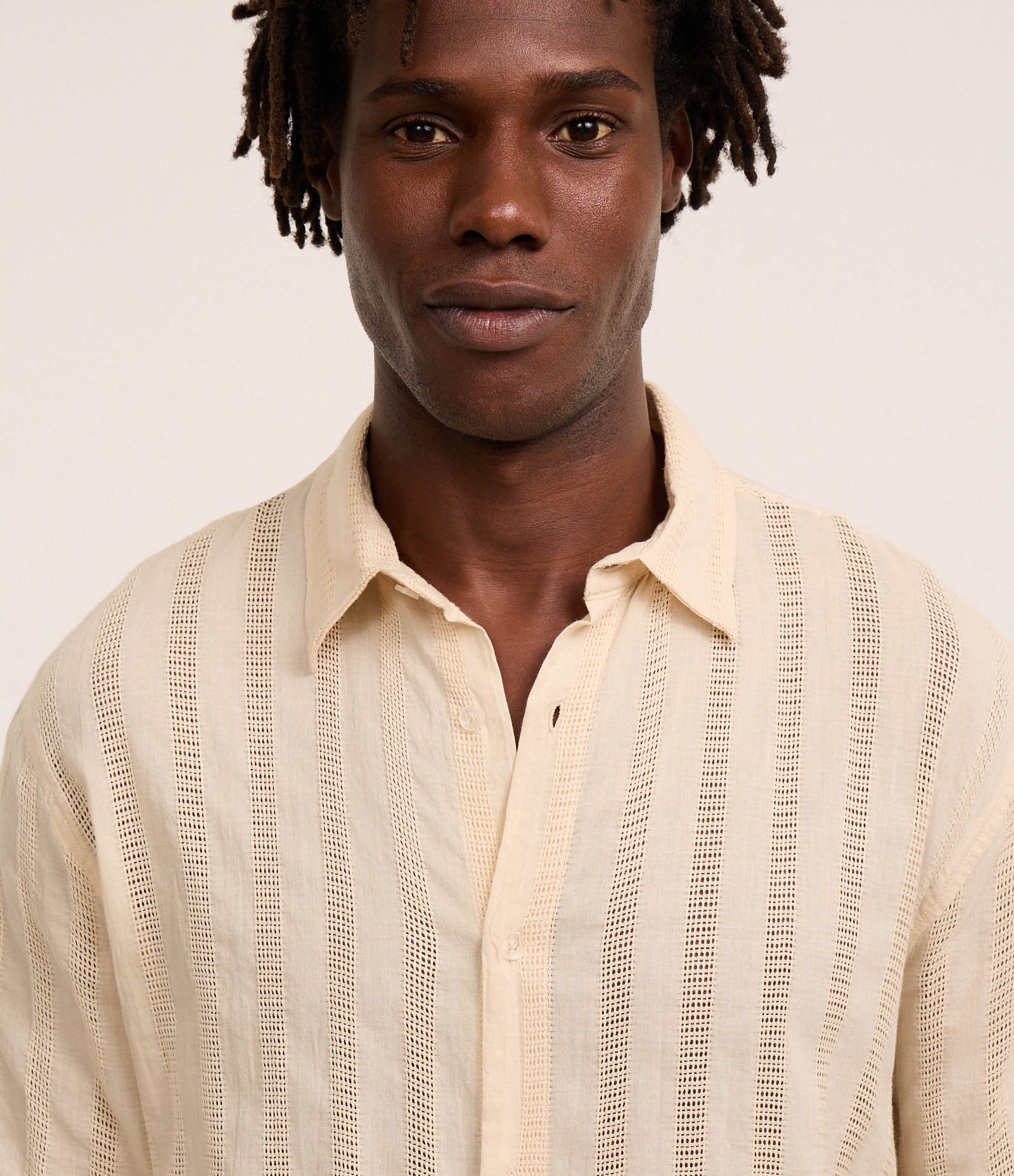 Camisa Regular em Algodão com Textura e Furinhos Bege 4
