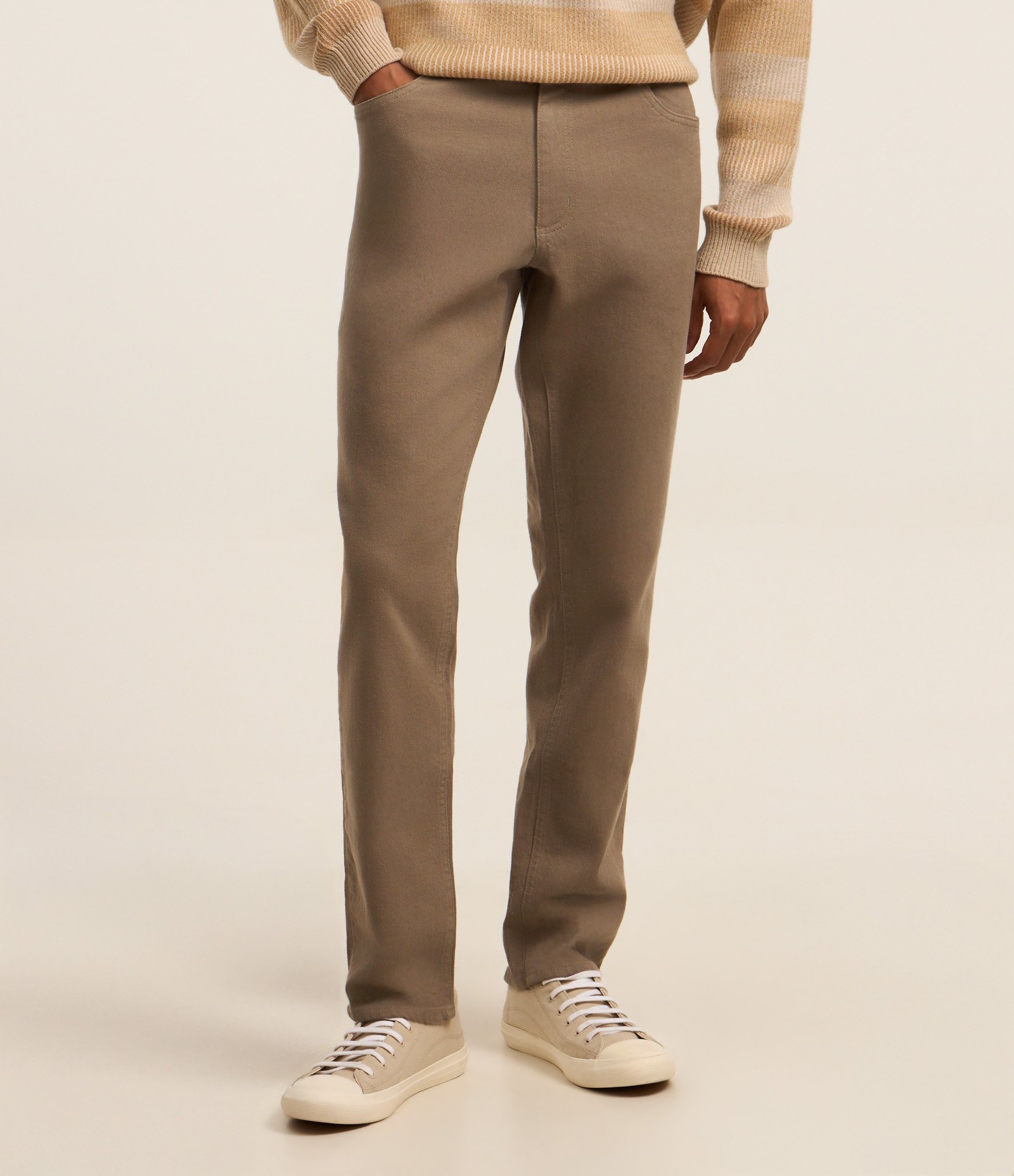 Calça em Sarja com Elastano Marrom 2