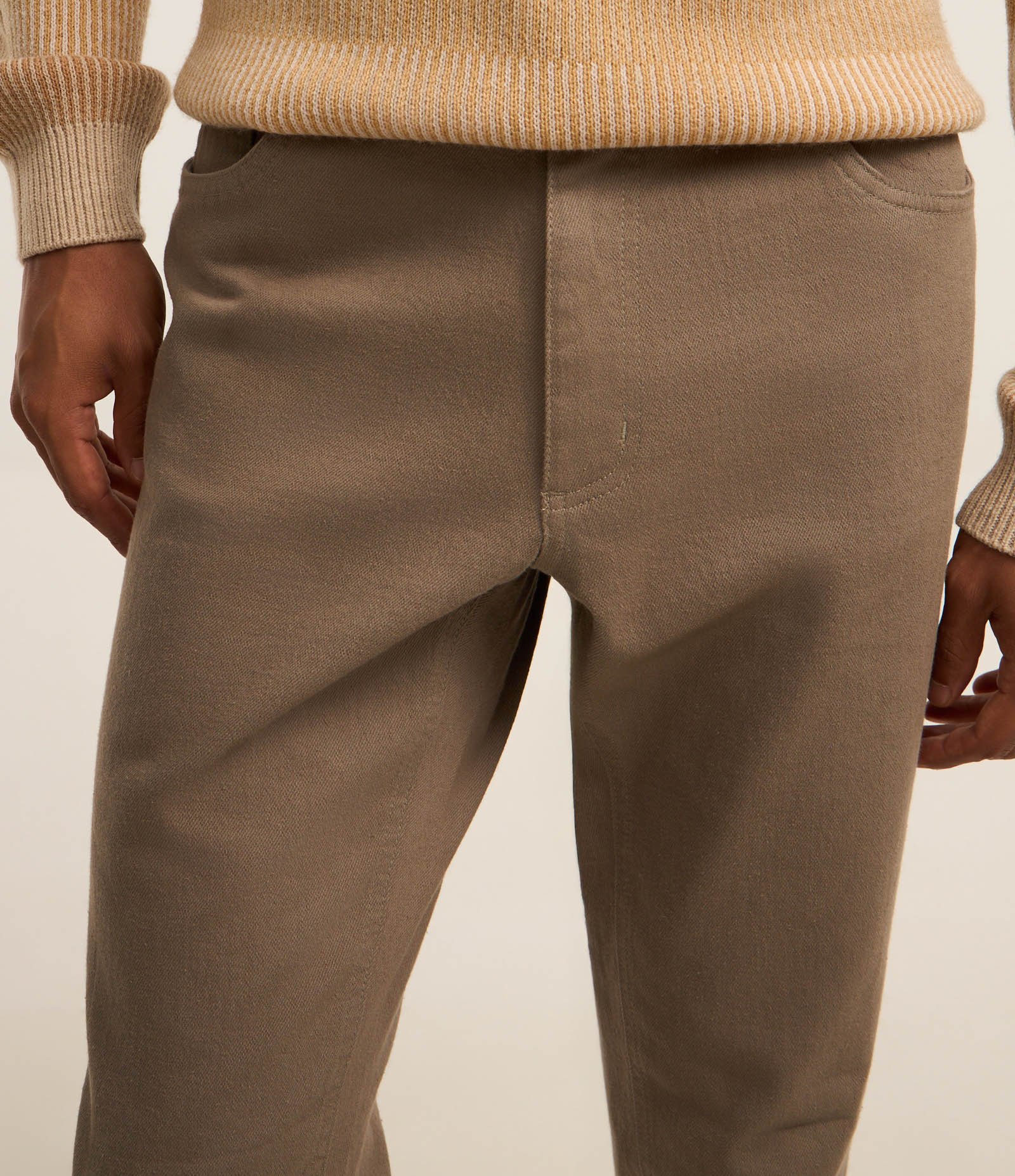 Calça em Sarja com Elastano Marrom 4