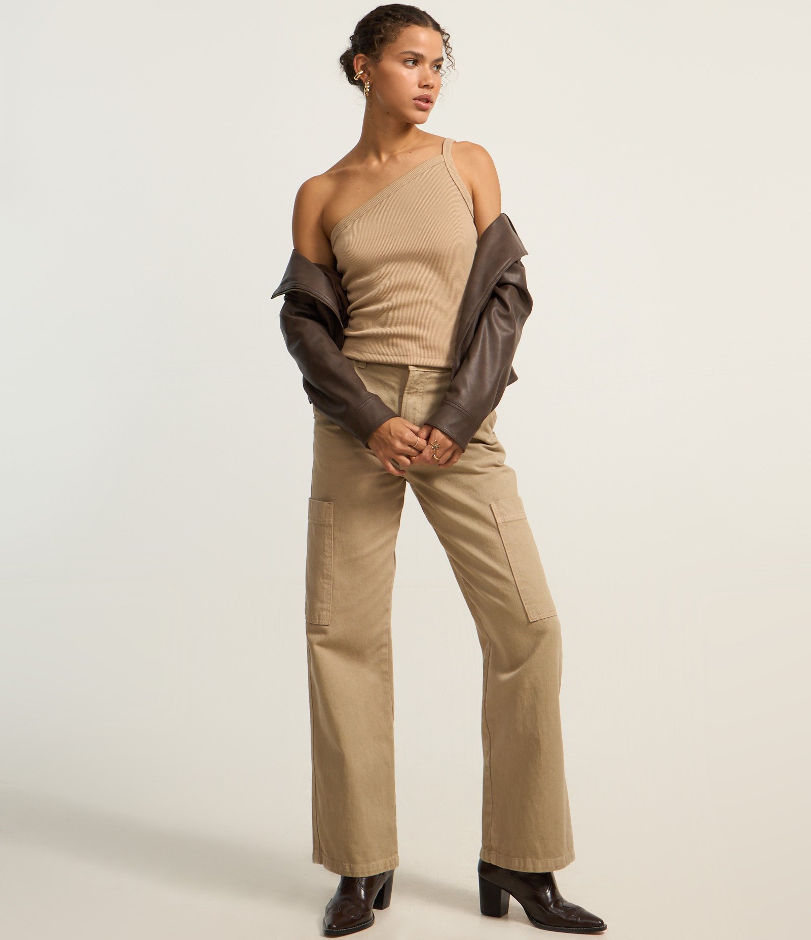 Blusa em Ribana com Ombro Só e Leve Textura Bege 2