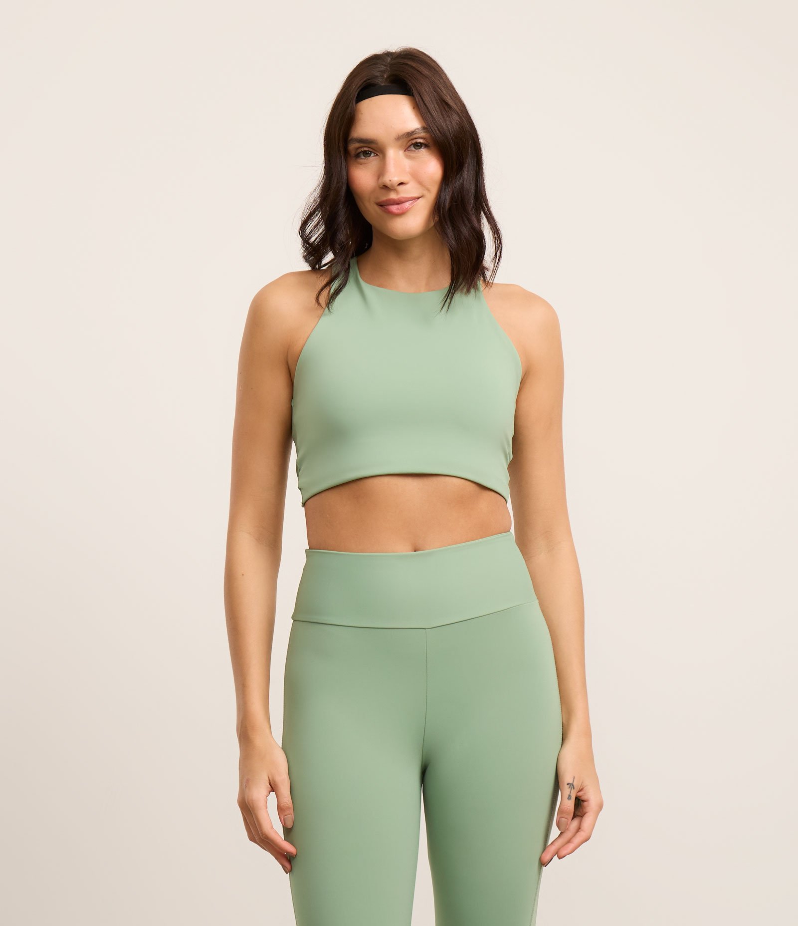 Top Alongado Esportivo em Microfibra com Decote Halter e Costas Cruzadas Verde 2