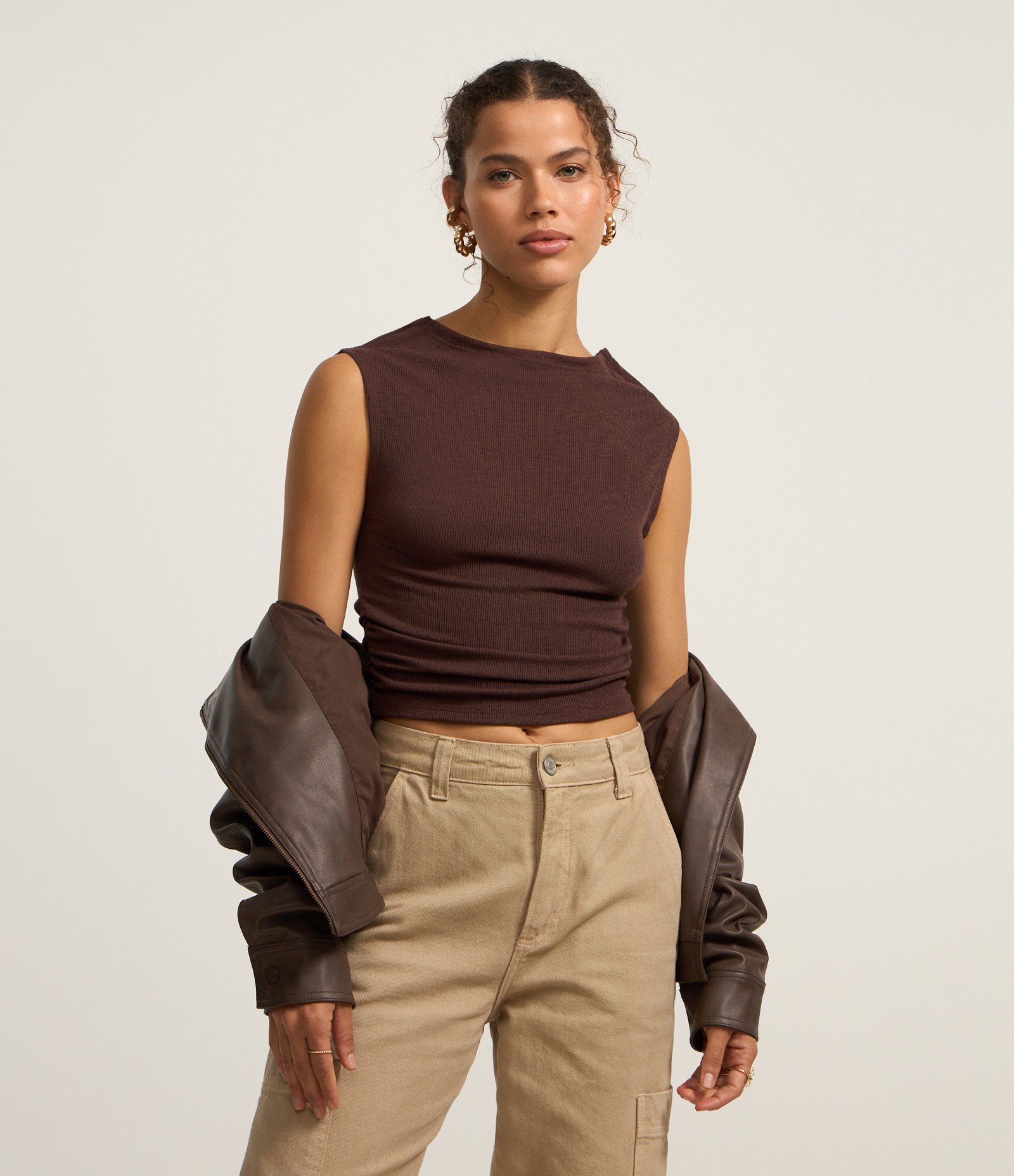 Blusa Slim em Ribana com Ombro Caído Marrom 1