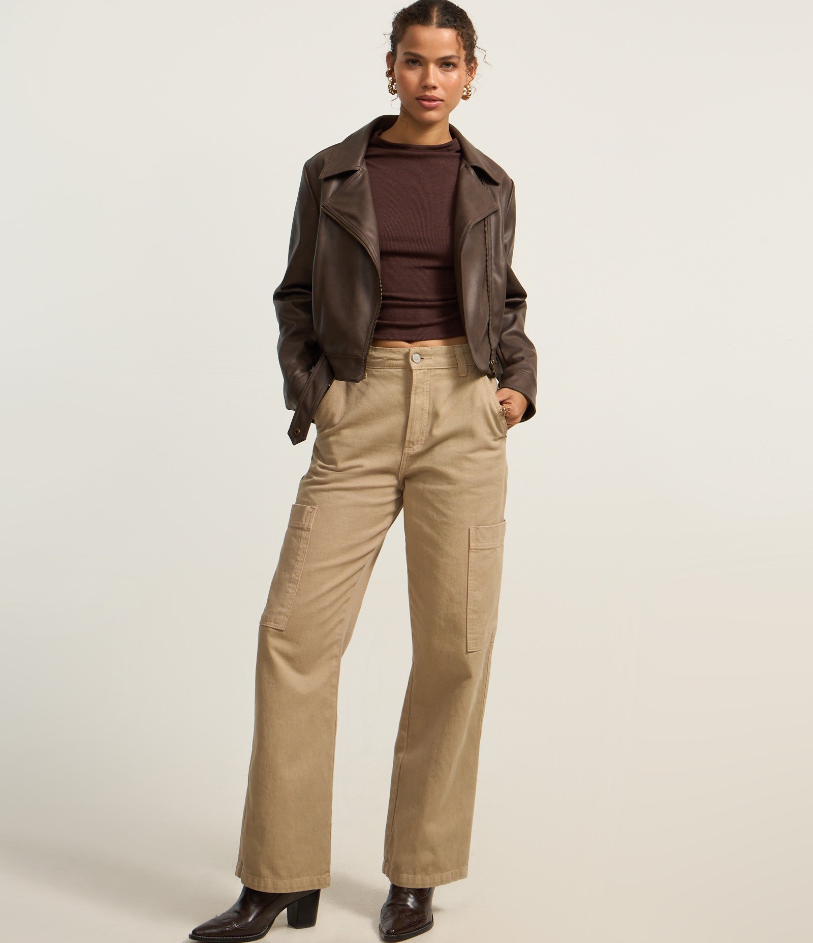 Blusa Slim em Ribana com Ombro Caído Marrom 2