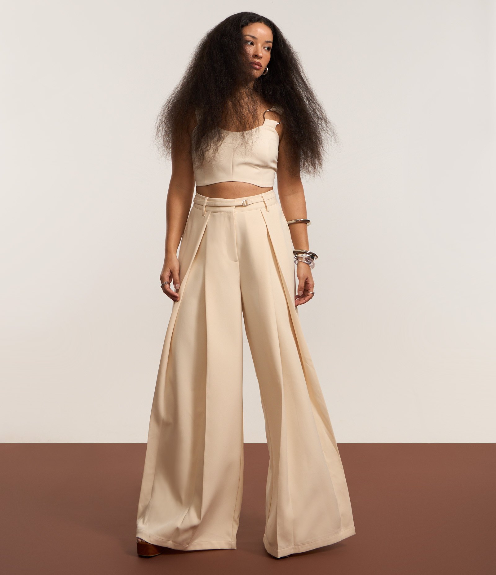 Calça Pantalona Alfaiatada com Pregas e Cinto Bege 5