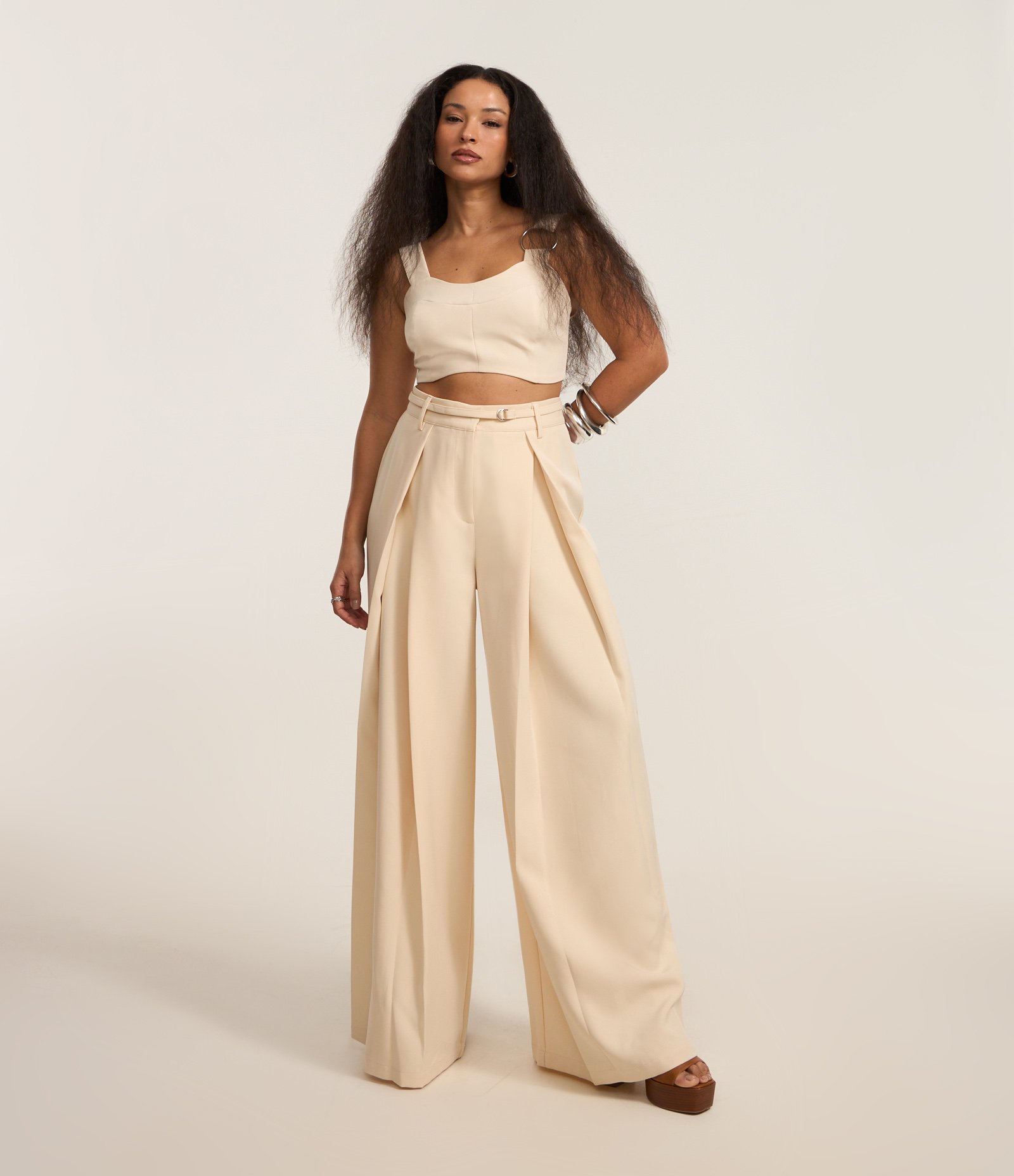 Calça Pantalona Alfaiatada com Pregas e Cinto Bege 1