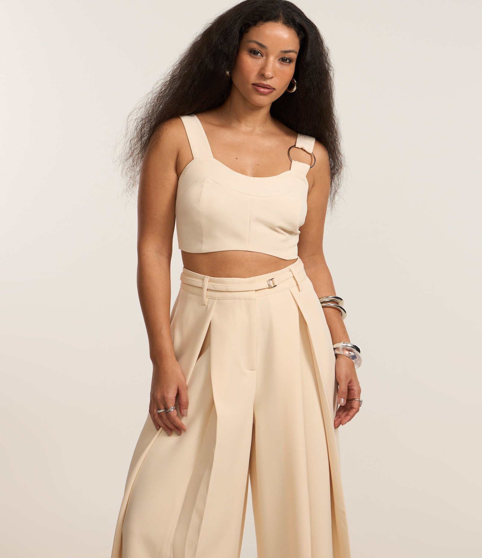 Calça Pantalona Alfaiatada com Pregas e Cinto Bege 2