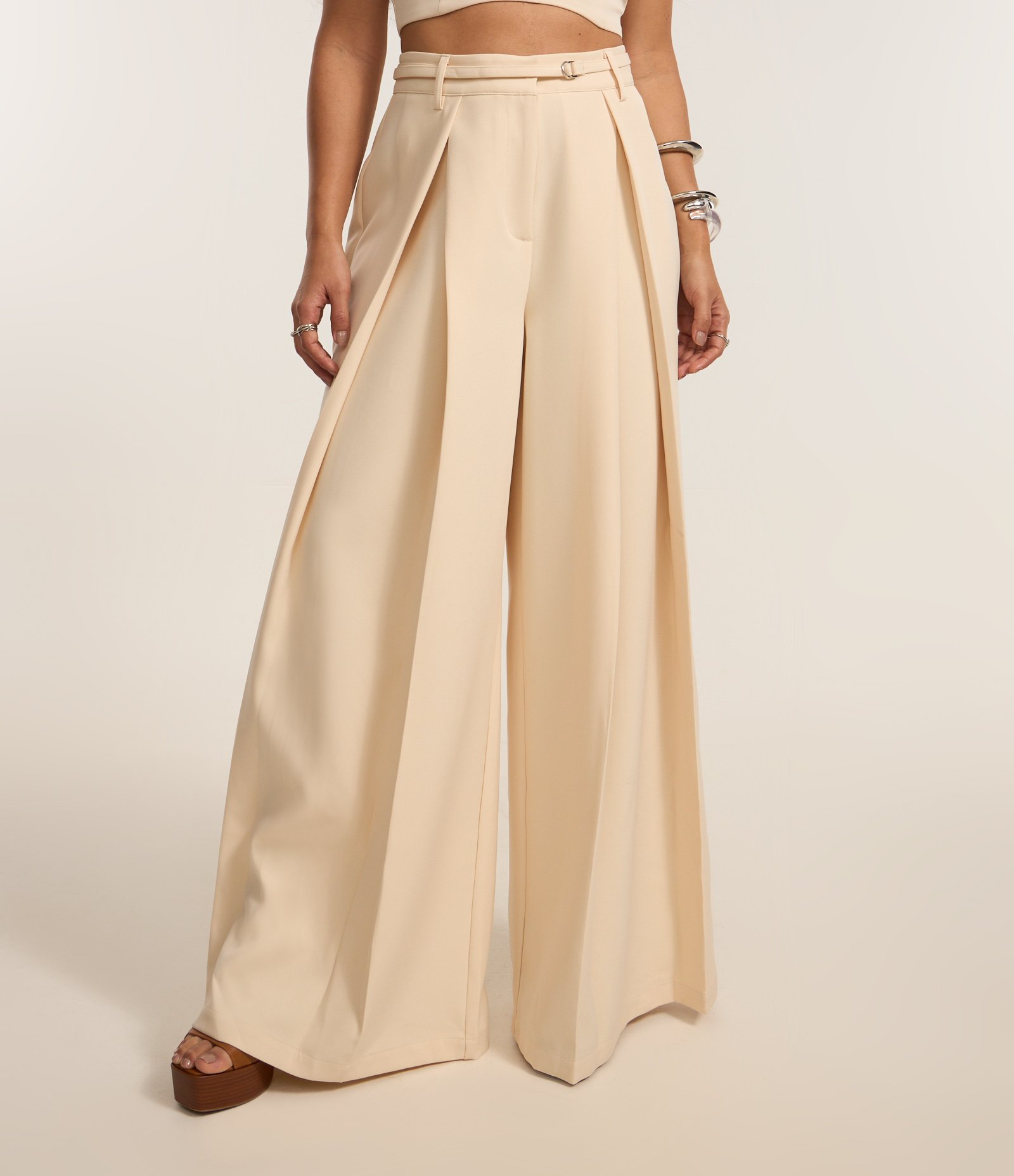 Calça Pantalona Alfaiatada com Pregas e Cinto Bege 3