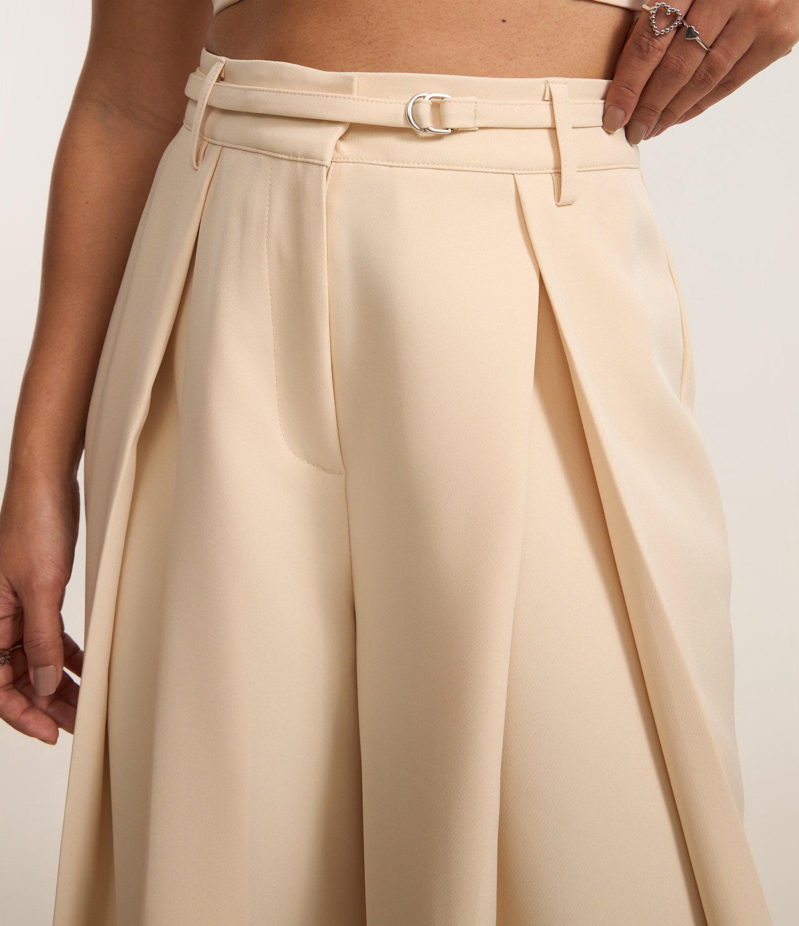 Calça Pantalona Alfaiatada com Pregas e Cinto Bege 4