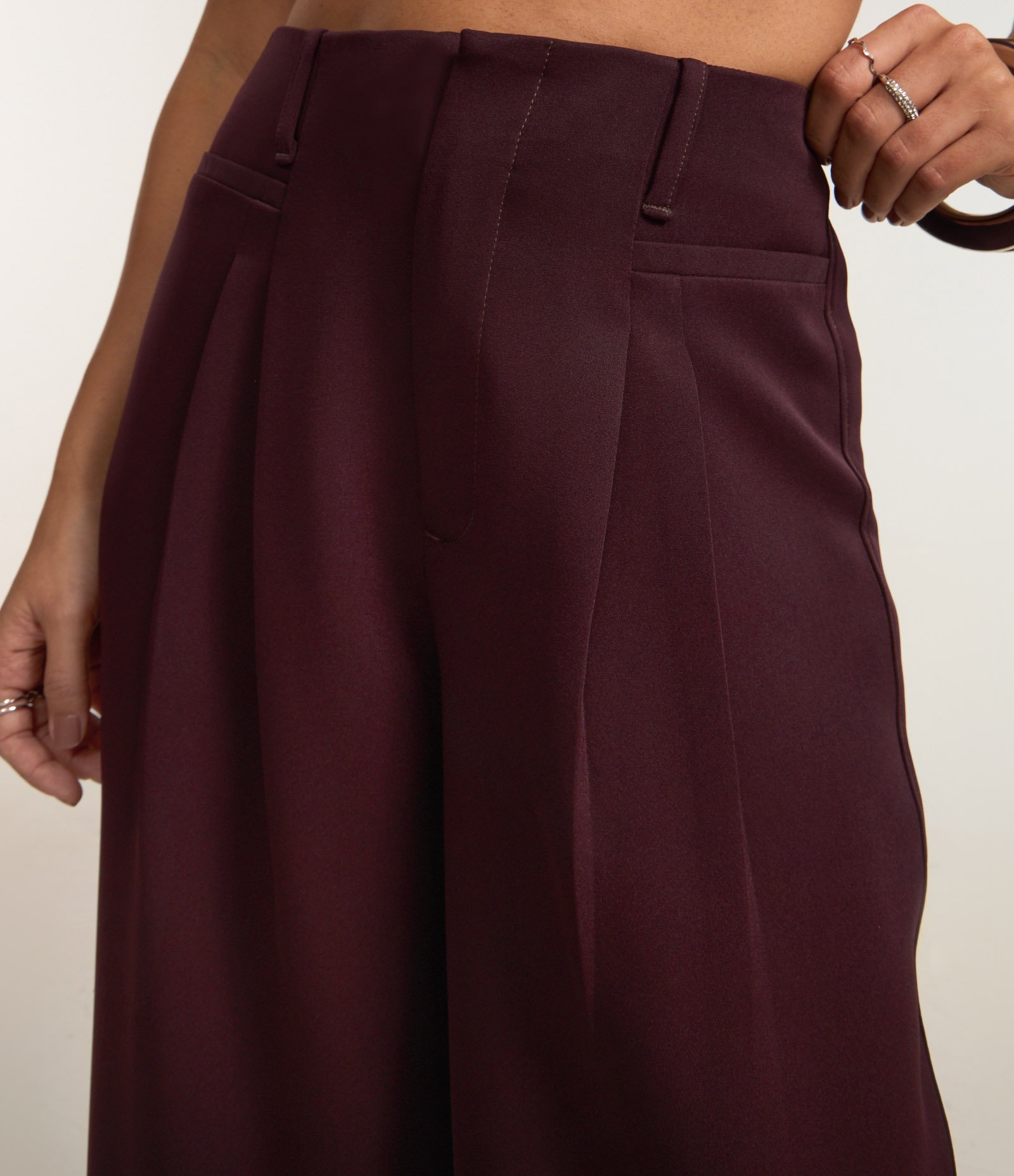Calça Wide Leg Alfaiatada com Pregas Duplas Bordô 4