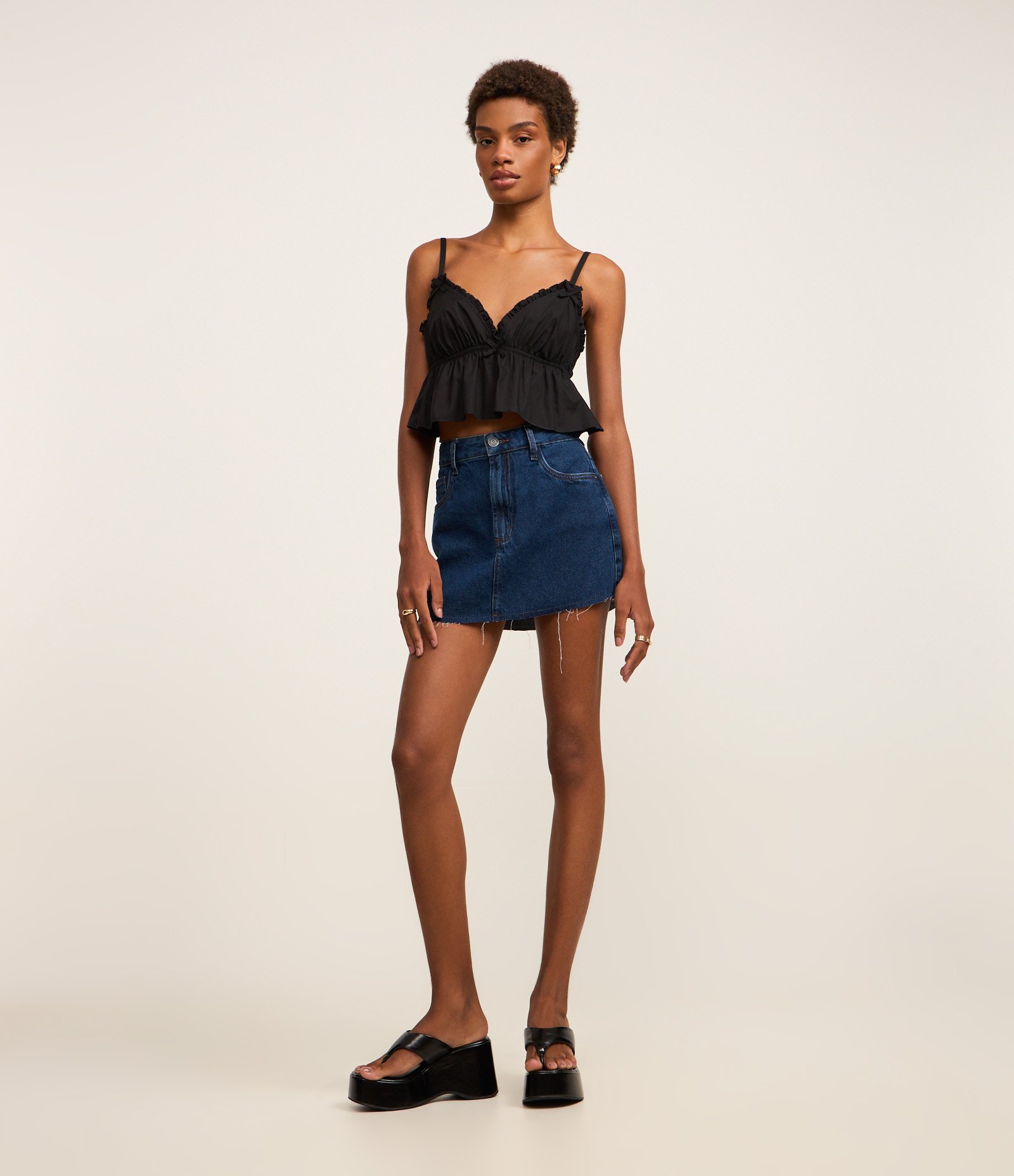 Blusa em Tricoline com Frufru no Decote e Elástico nas Costas Preto 2