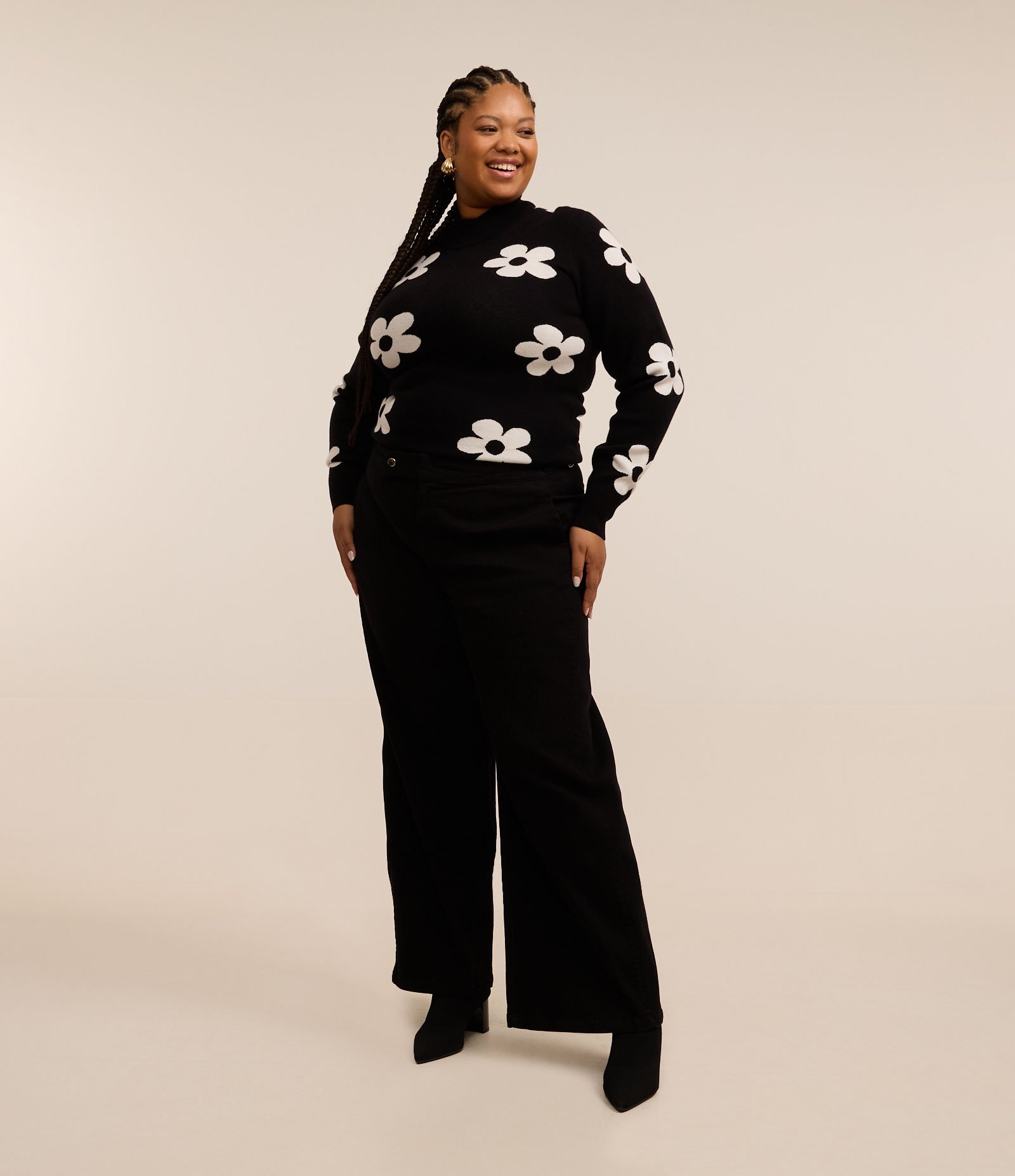 Calça Wide Leg em Sarja Cotelê com Fivelas Curve & Plus Size Preto 1