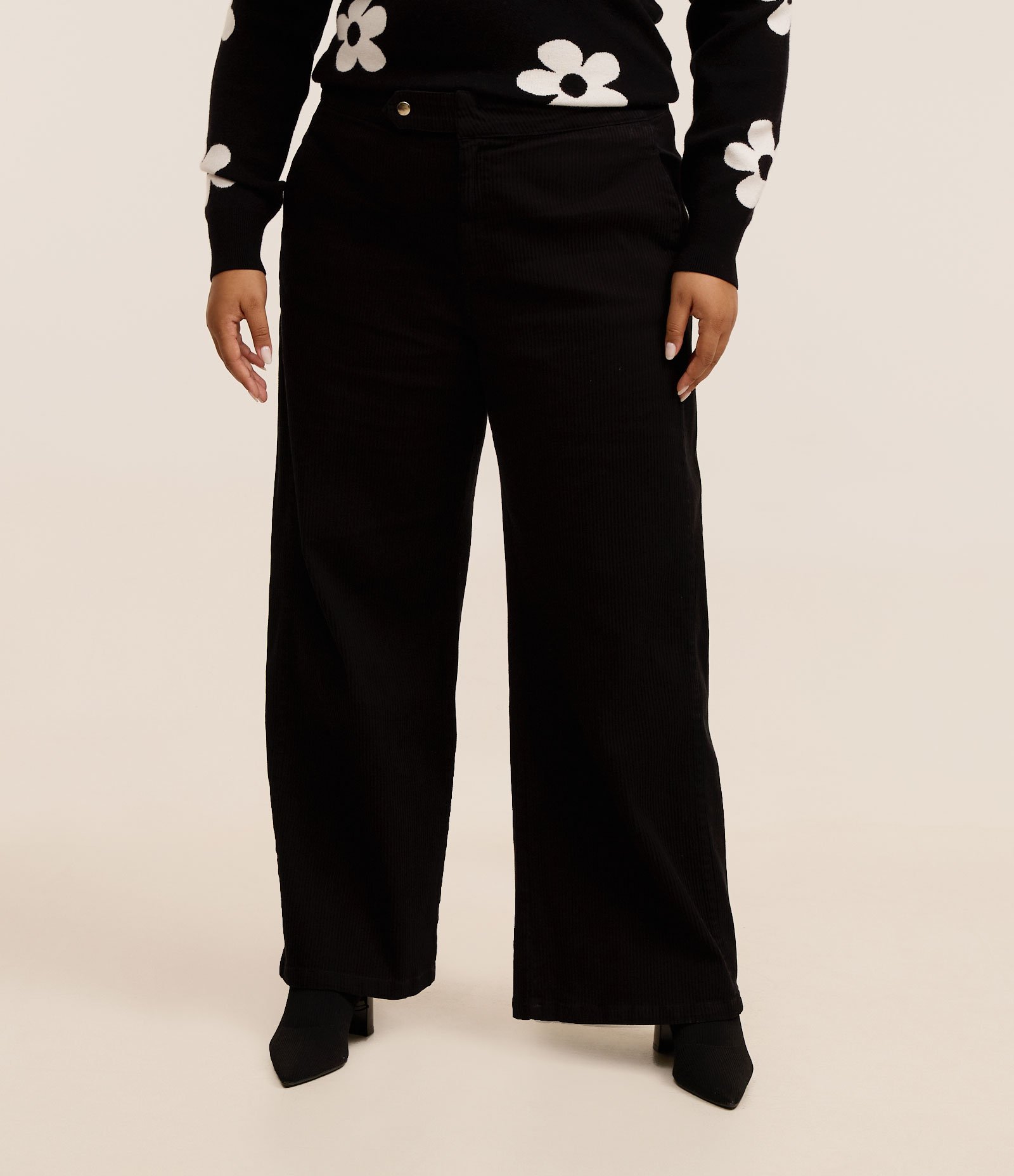 Calça Wide Leg em Sarja Cotelê com Fivelas Curve & Plus Size Preto 2