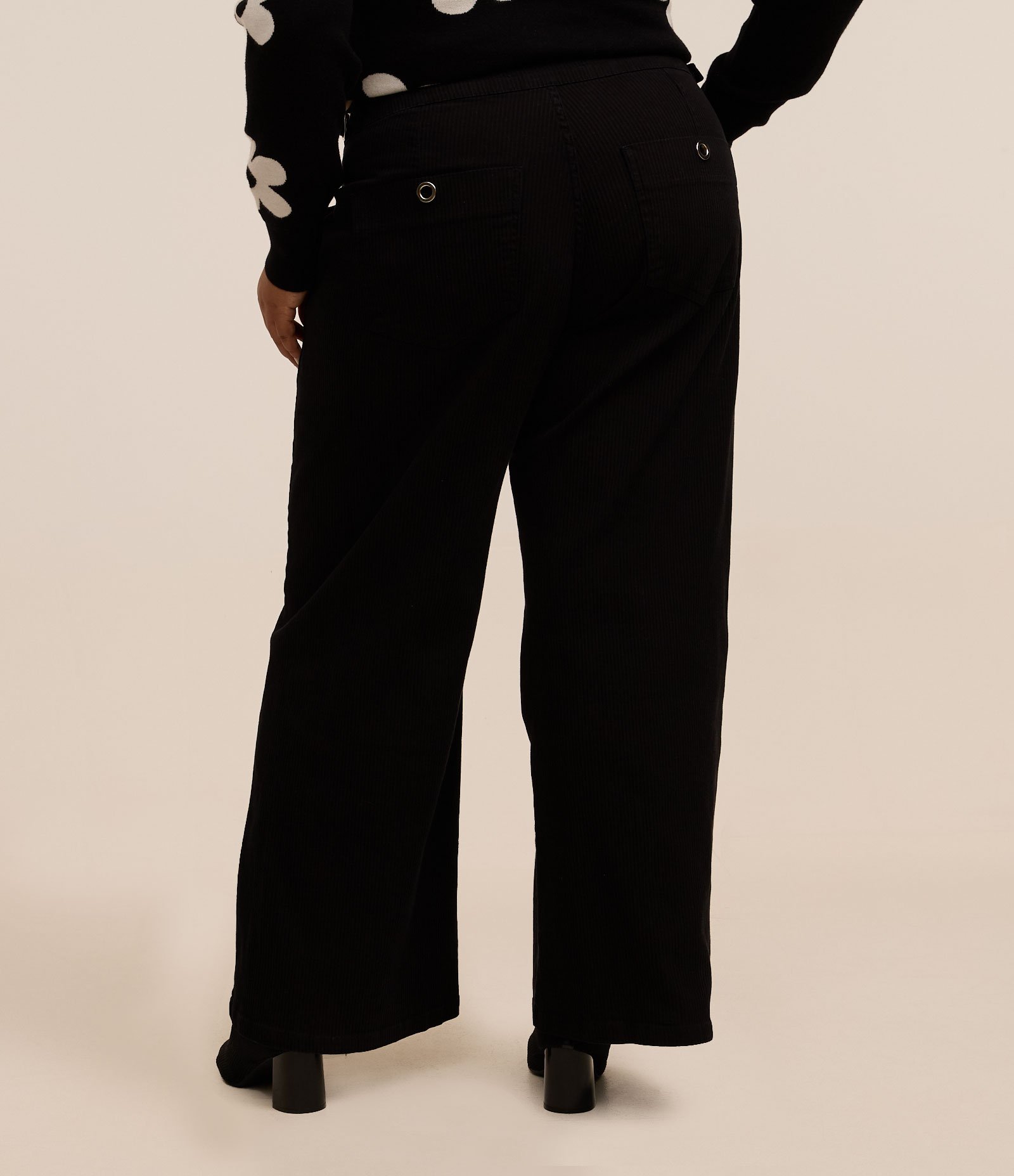 Calça Wide Leg em Sarja Cotelê com Fivelas Curve & Plus Size Preto 3