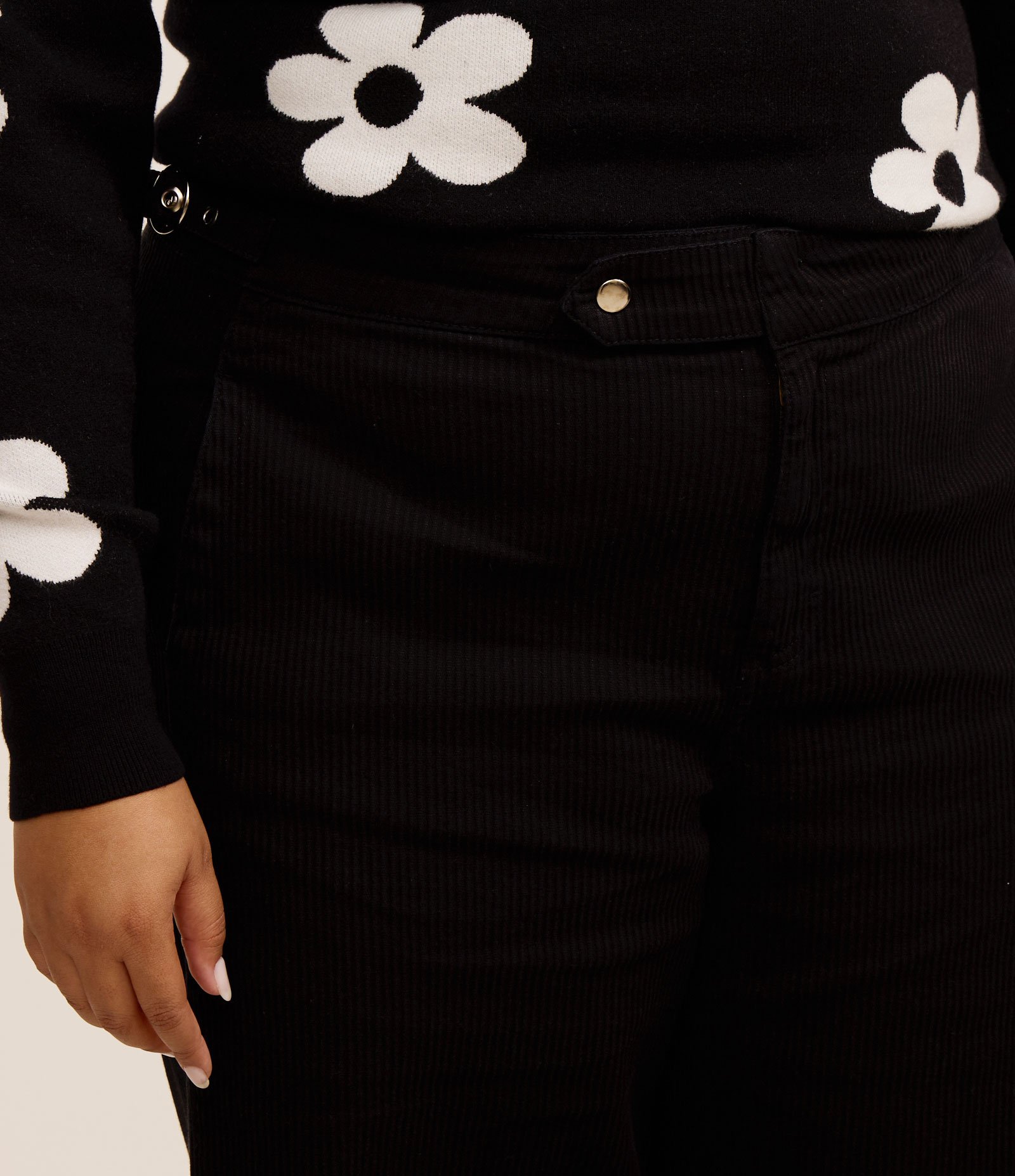 Calça Wide Leg em Sarja Cotelê com Fivelas Curve & Plus Size Preto 4