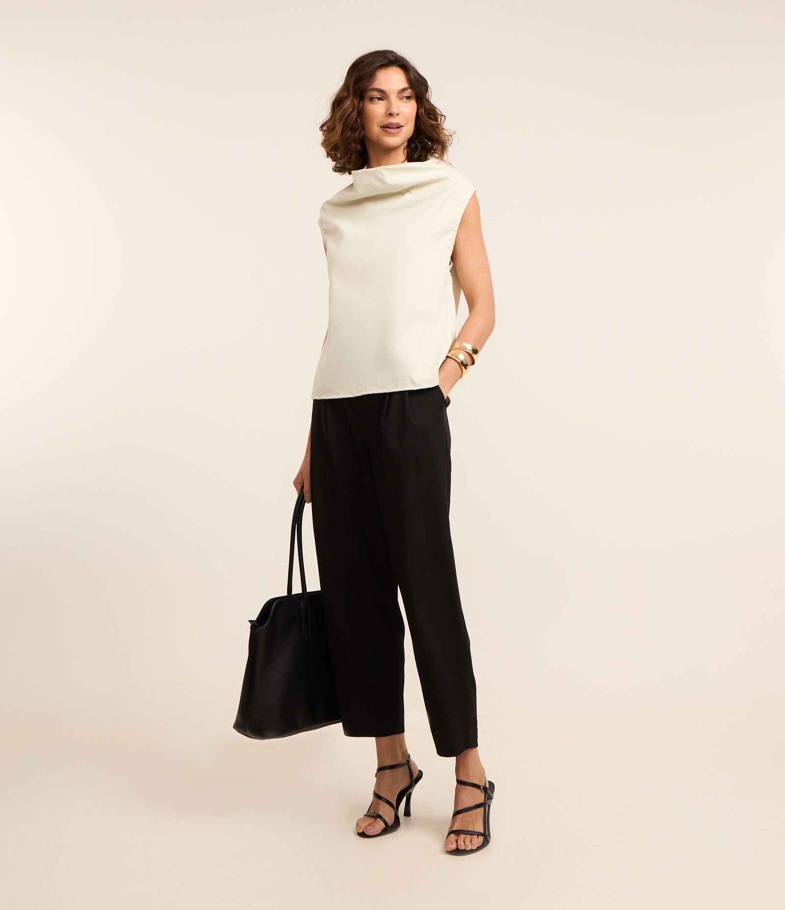 Blusa com Gola Alta Ampla e Sem Manga Gelo 2