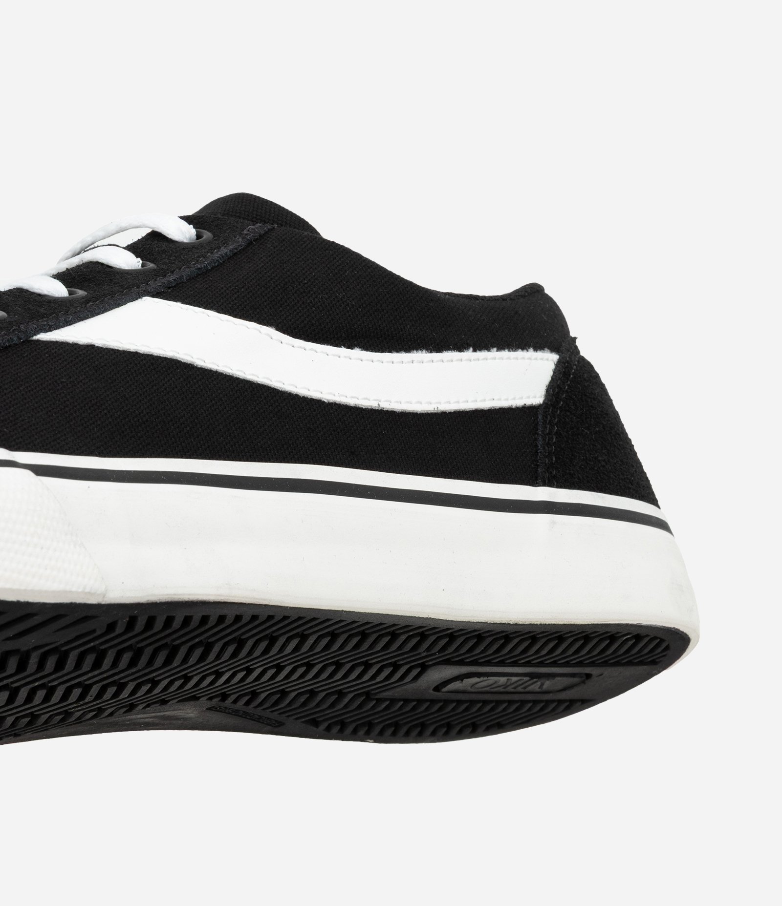 Tênis Skate em Material Sintético com Recorte Contrastantes Preto 3