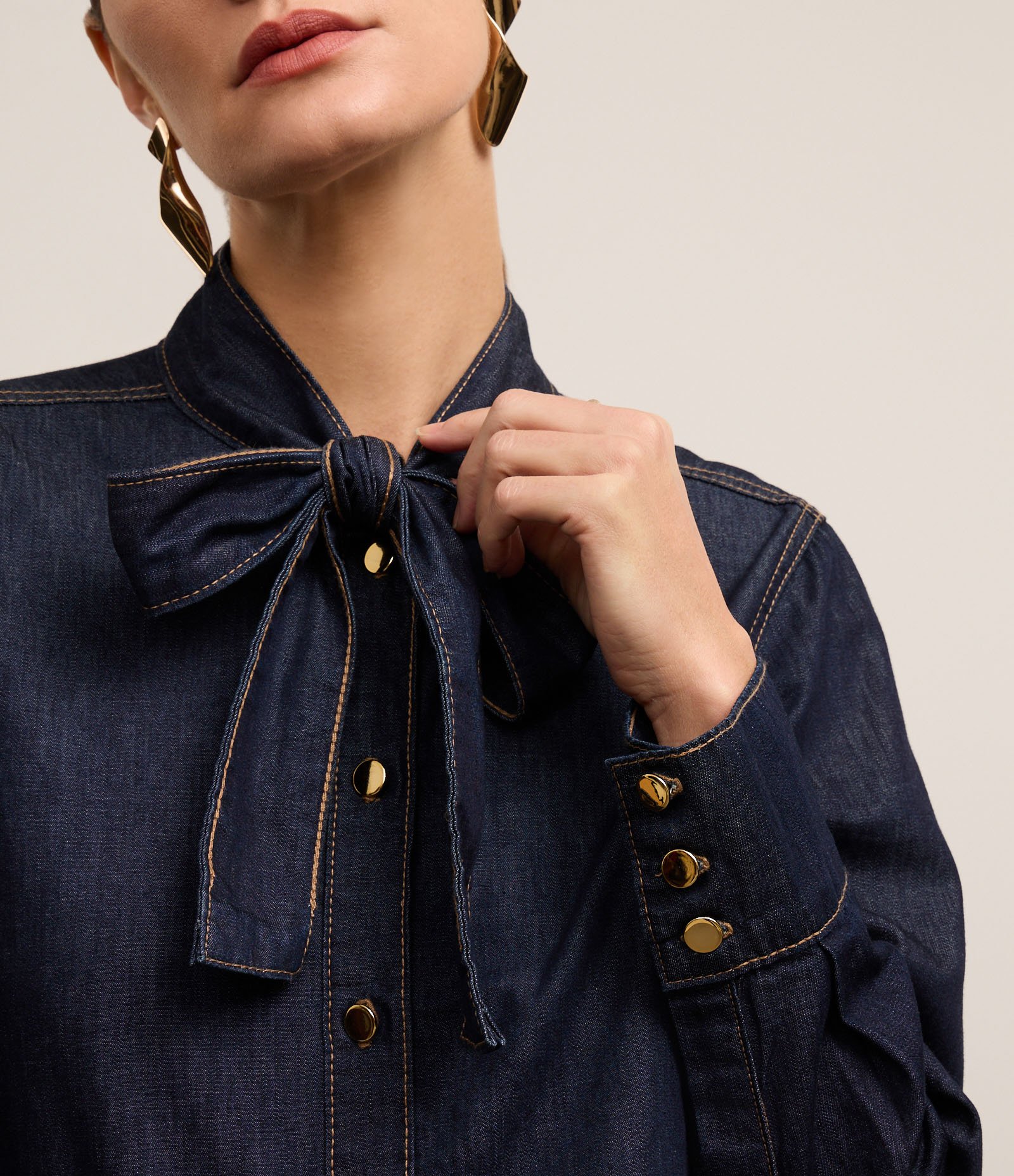 Camisa em Jeans com Laço na Gola e Botões Azul 3