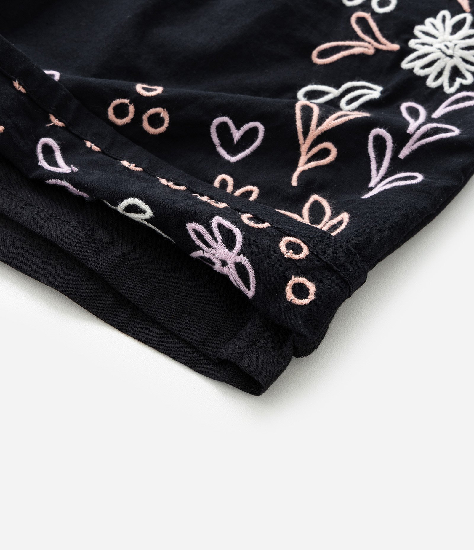 Bermuda Infantil em Tricoline com Bordados - Tam 5 -a 14 Anos Preto 4