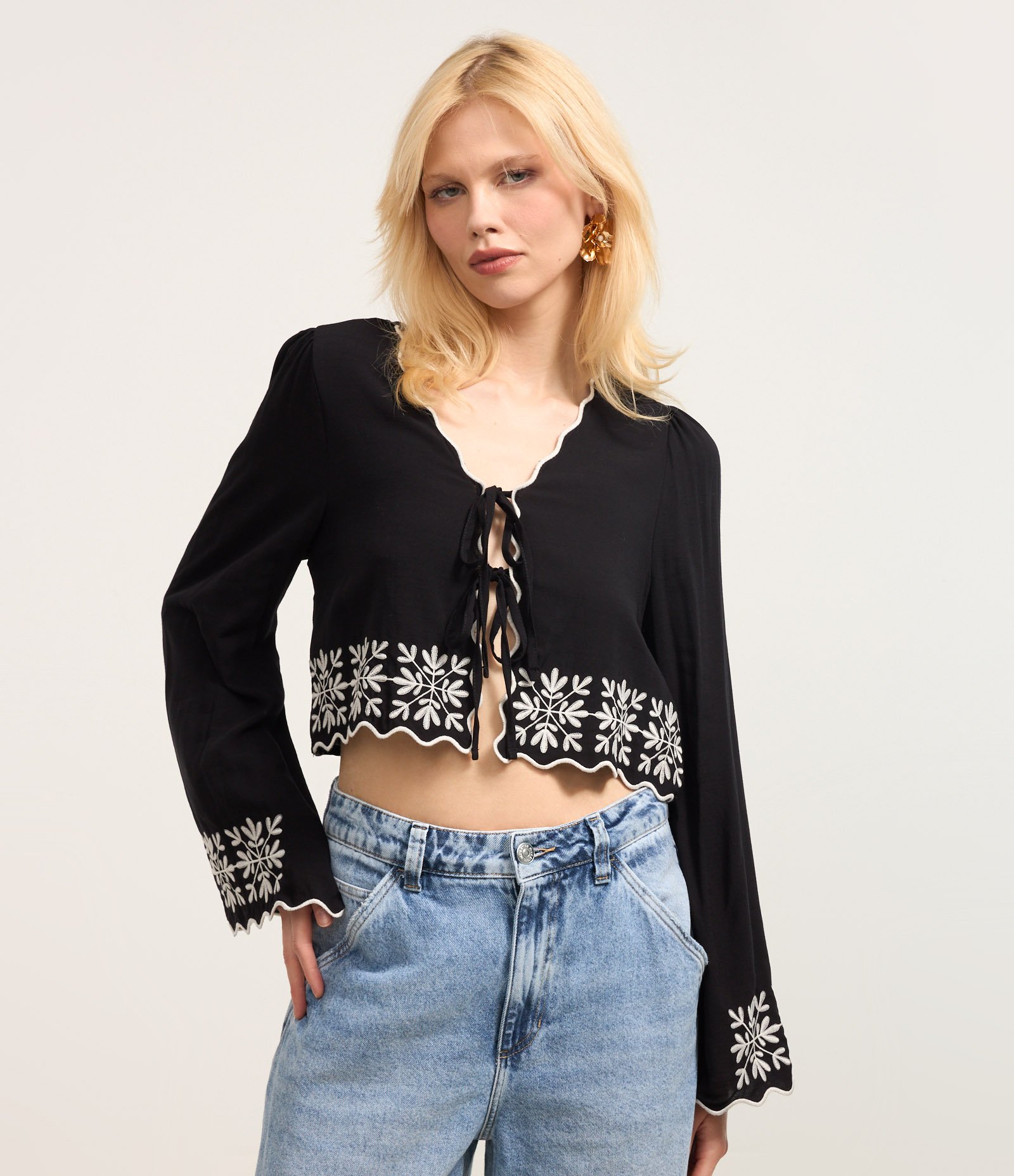 Blusa em Tricoline com Amarração e Bordado na Barra e Punhos Preto 1