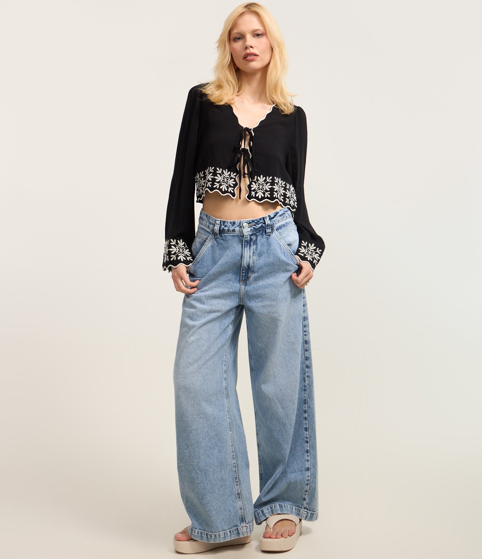 Blusa em Tricoline com Amarração e Bordado na Barra e Punhos Preto 2