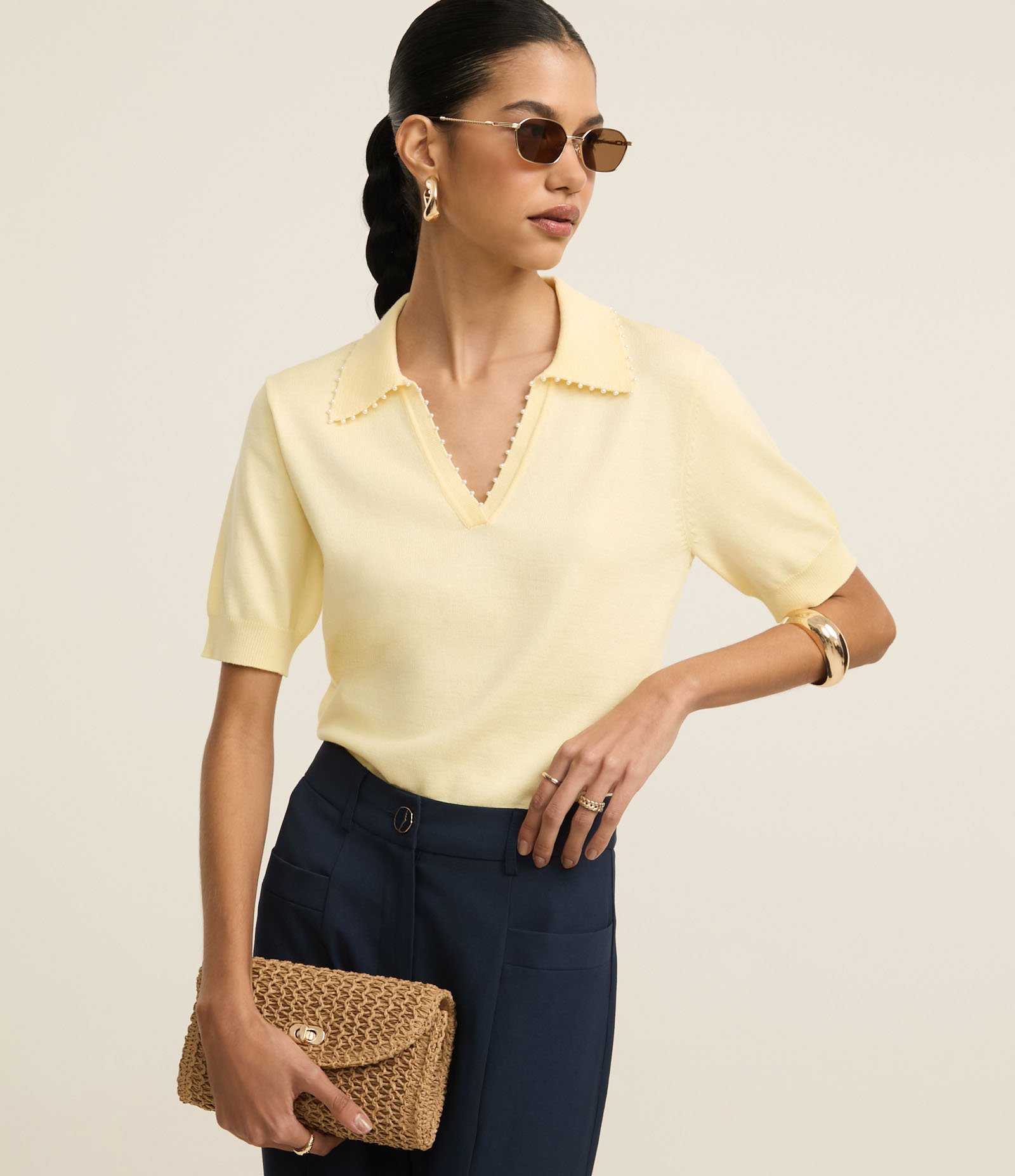 Blusa Polo em Tricô com Mini Pérolas no Decote V Amarelo 1